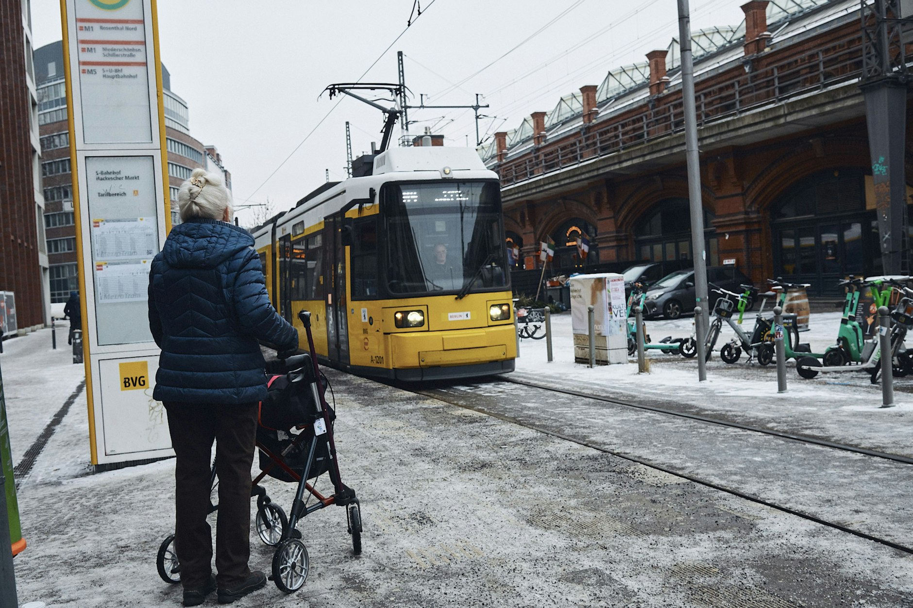 Die supermodernen Trams der BVG kommen schwer durch den Winter.