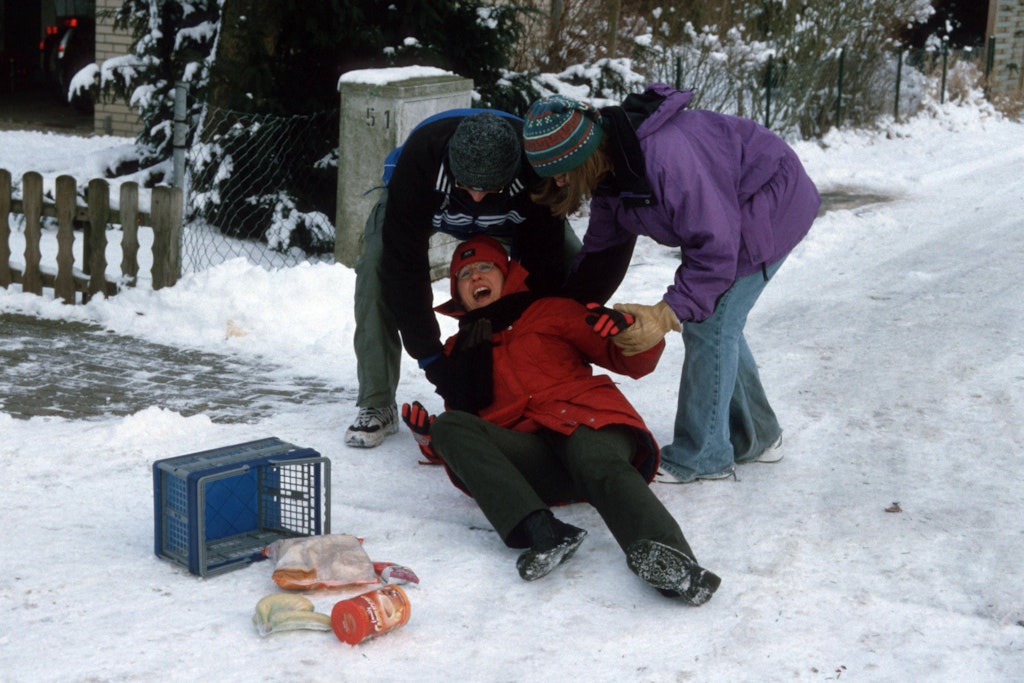 Querschnittslähmung und Hirnblutungen: So schlimm verletzen sich Berliner auf eisglatten Wegen