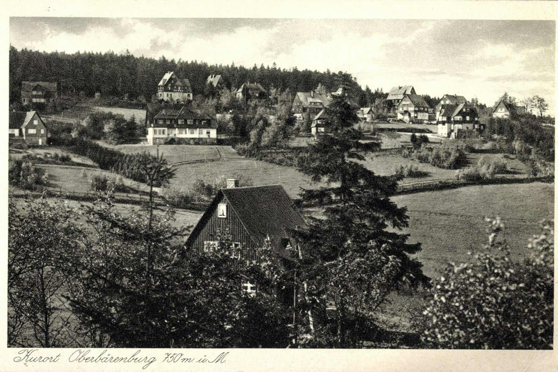 Blick auf das malerische Oberbärenburg im Erzgebirge. Schon in der DDR war die Region beliebt bei Wintersportlern.