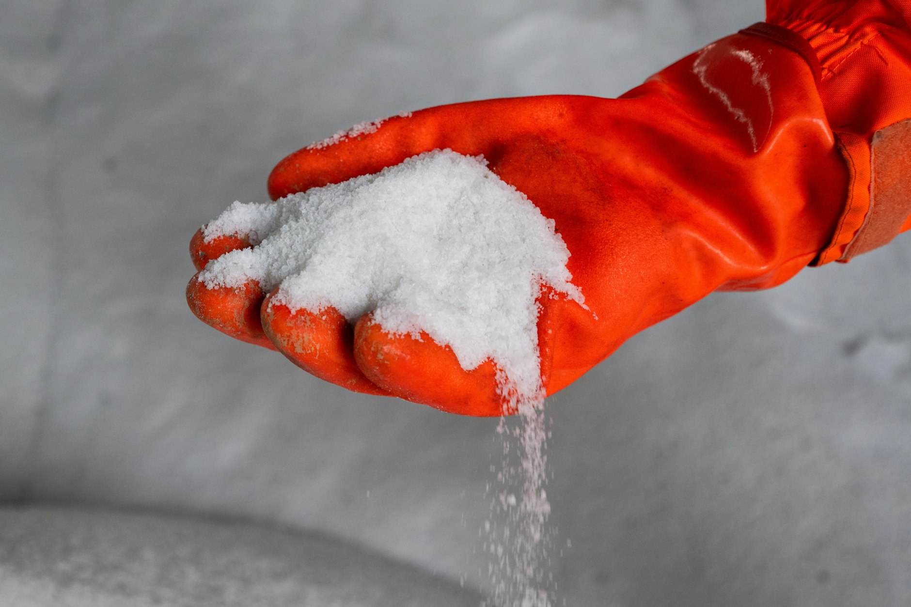 Streusalz für den Winterdienst. Werden die Vorräte bei der BSR ausreichen? In Baumärkten hat der normale Kunde zur Zeit eher schlechte Karten.