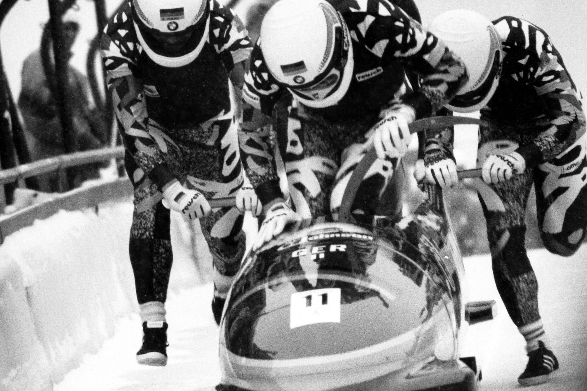 Die deutschen Sportler bei der Bob-WM im Jahr 1991 auf der Bobbahn in Altenberg.