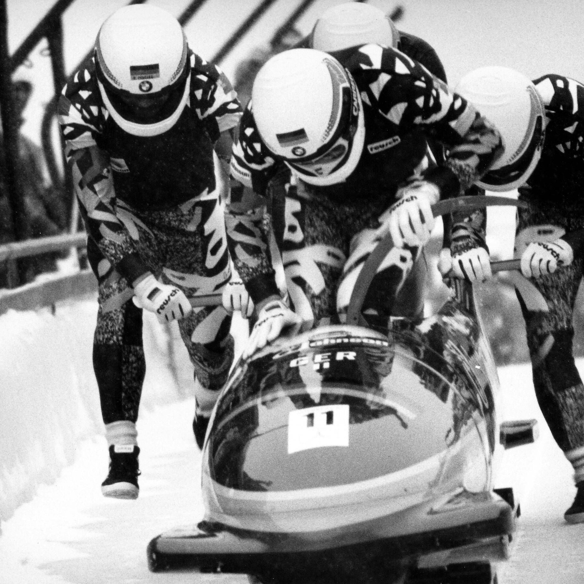 Die deutschen Sportler bei der Bob-WM im Jahr 1991 auf der Bobbahn in Altenberg.