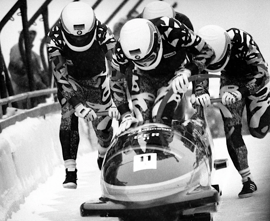 Die deutschen Sportler bei der Bob-WM im Jahr 1991 auf der Bobbahn in Altenberg.