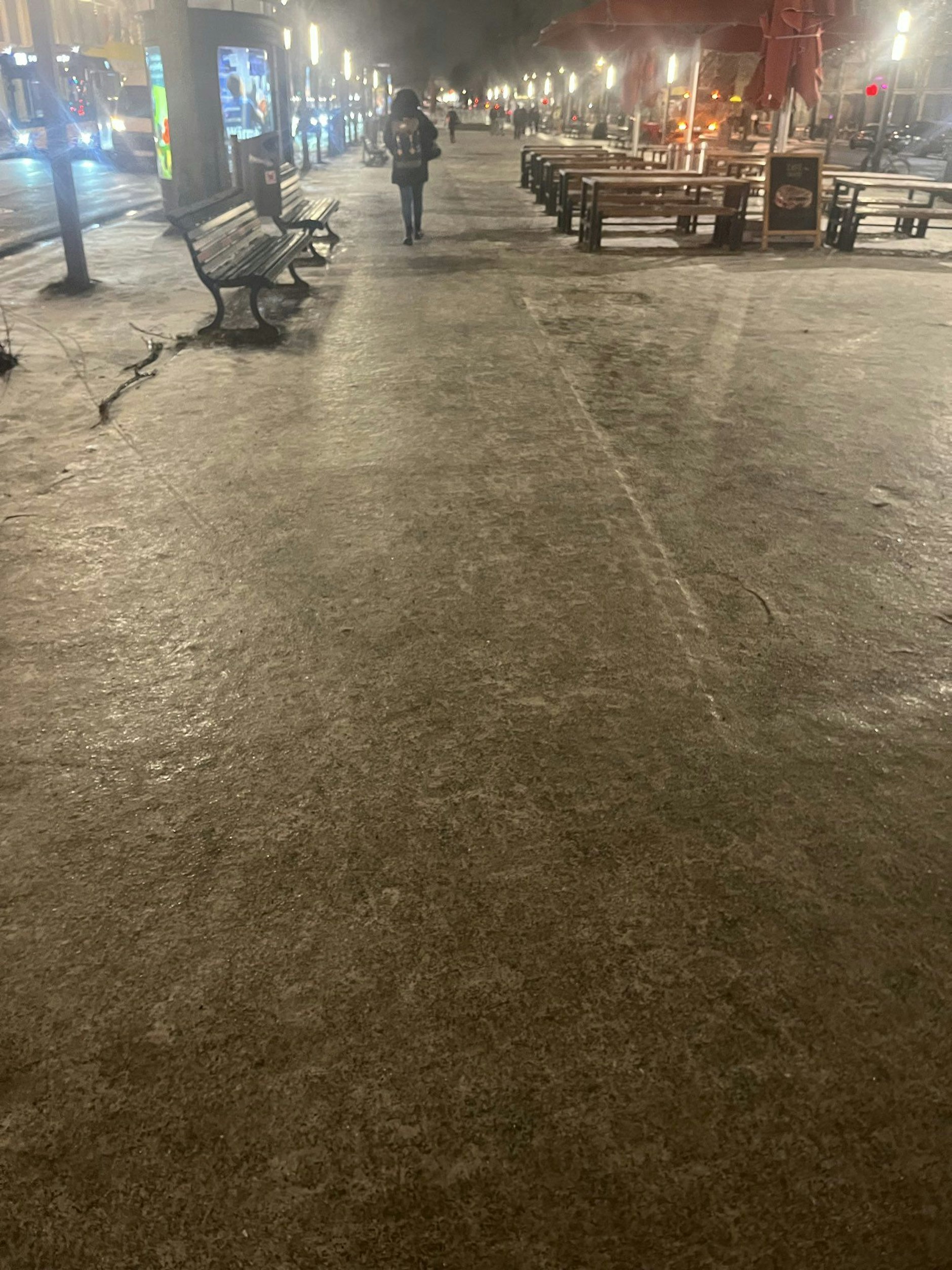 Auf dem Mittelstreife in der Straße unter den Linden ist nicht gestreut, auch nicht vom Bezirk Mitte. Ein User schreibt auf X: „Die Stadt kann Eintritt nehmen für Nutzung von Gehwegen als Eisbahn.“