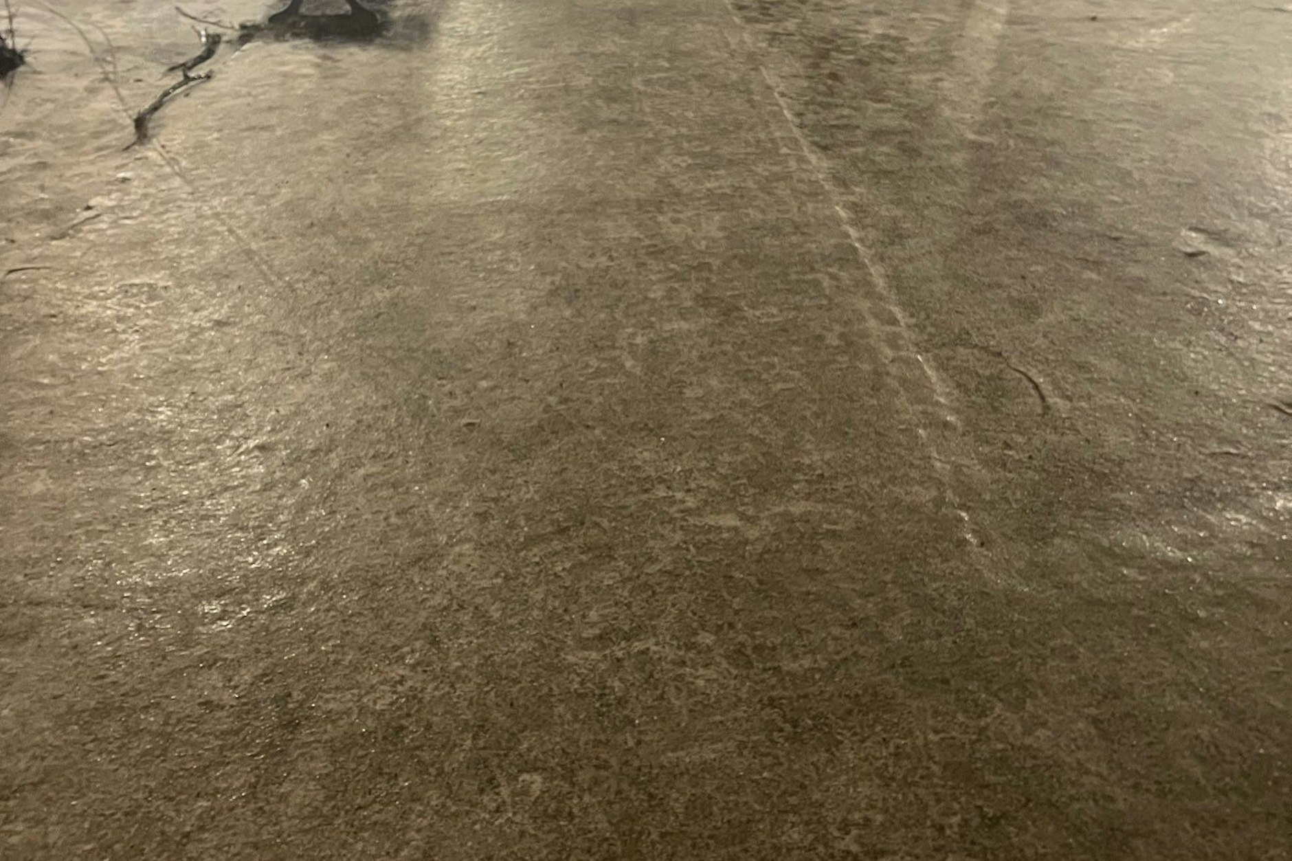 Auf dem Mittelstreife in der Straße unter den Linden ist nicht gestreut, auch nicht vom Bezirk Mitte. Ein User schreibt auf X: Die Stadt kann Eintritt nehmen für Nutzung von Gehwegen als Eisbahn.