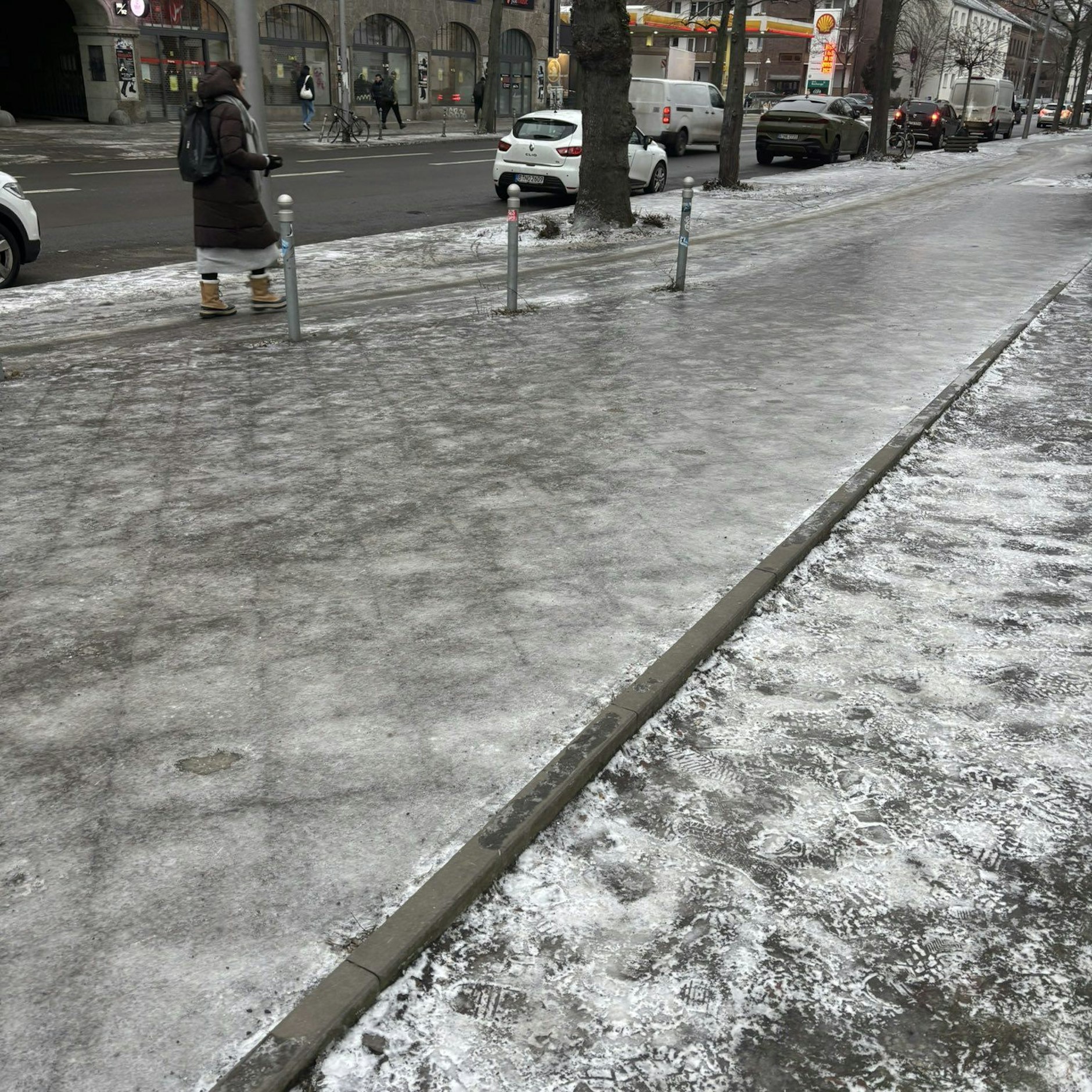 Auch in der Oranienstraße ist das Laufen auf dem Bürgersteig eine eisglatte Zumutung.