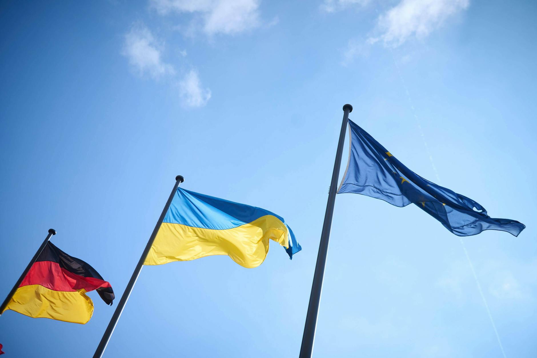 So billig wie das Aufhängen einer Fahne wird es wohl nicht.