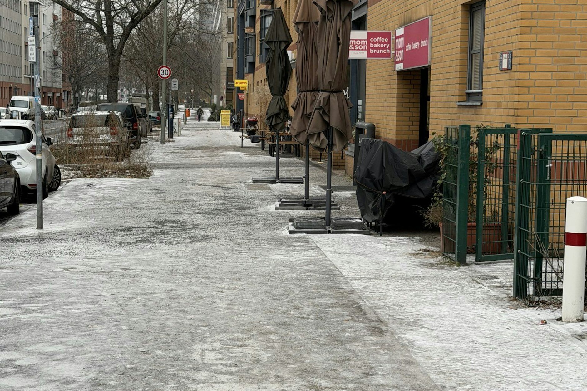 Alles superglatt: Die Lützowstraße in Berlin-Tiergarten.„ In Berlin gibt es mittlerweile einen landesweiten Notstand, weil man zwar die Straßen befahren, aber die Bürgersteige nicht mehr nutzen kann, schreibt der Fotograf.“