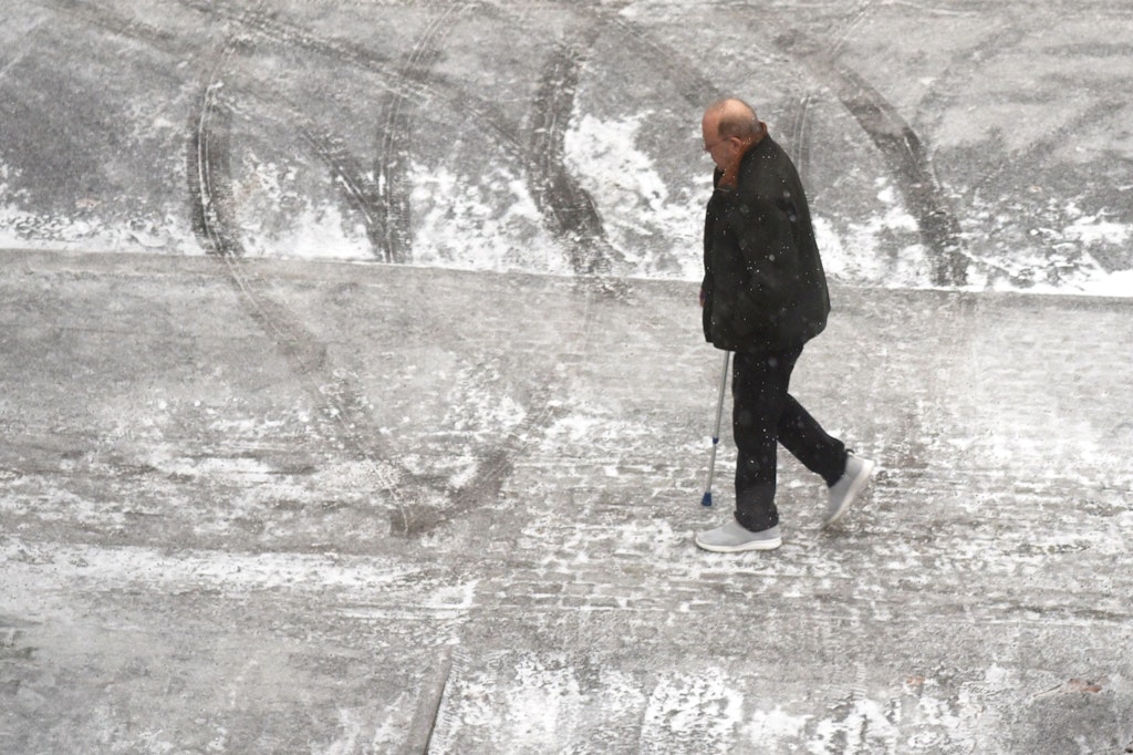 Glatteis-Misere in Berlin: In diesem Straßenbild in Mitte kulminiert der Notstand