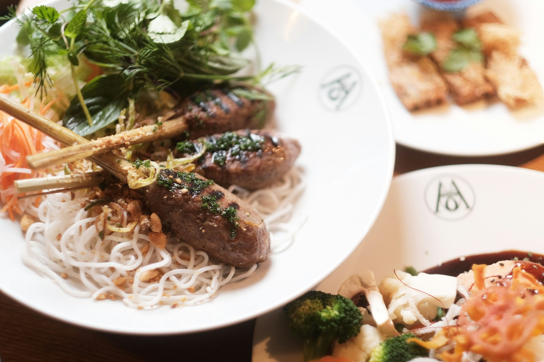 Im Tamia wird es schon zum Frühstück herzhaft – mit gehacktem Entrecôte auf Zitronengrasstangen.