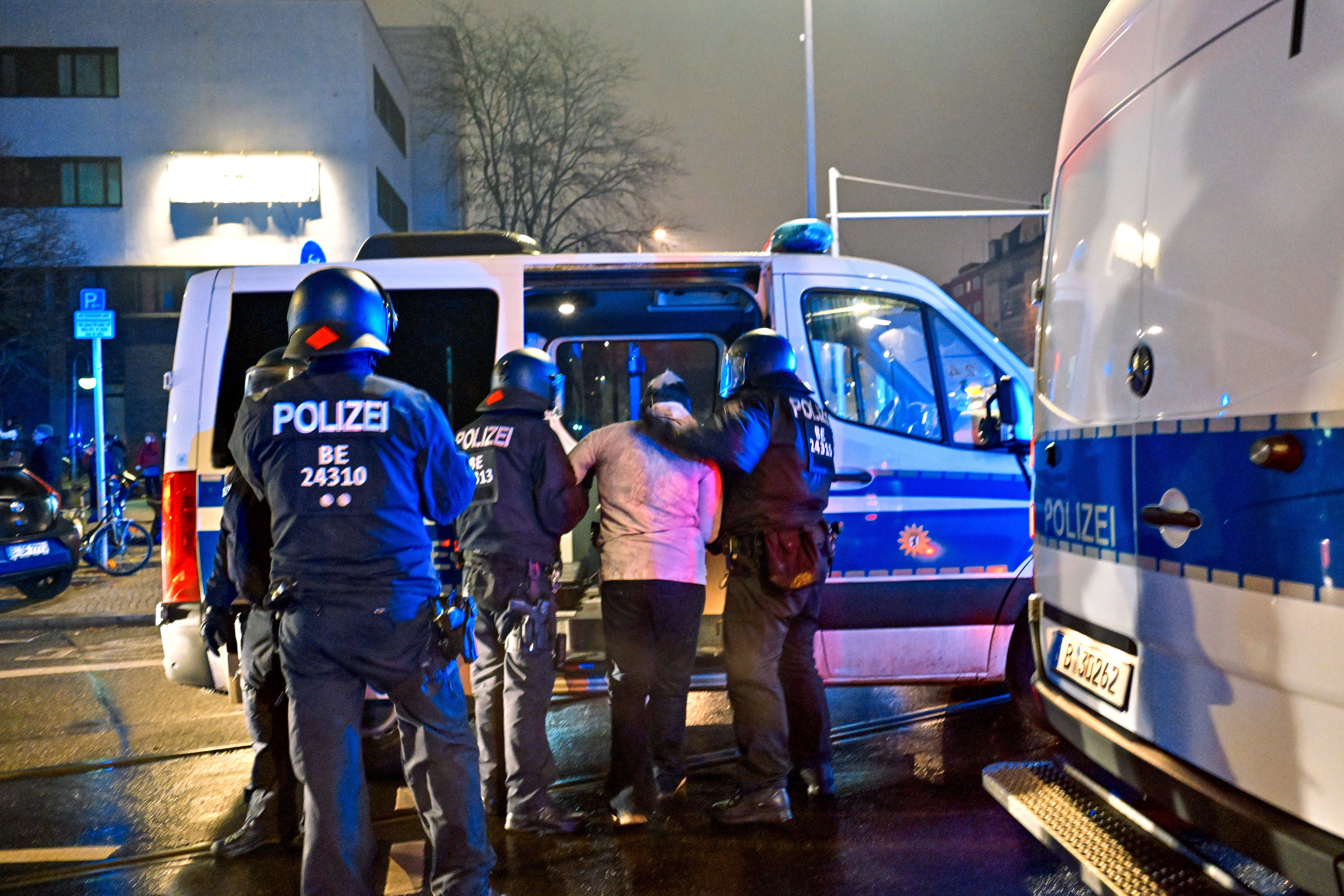 Silvester in Berlin: Über tausend Straftaten und hunderte Verdächtige durch Polizei registriert