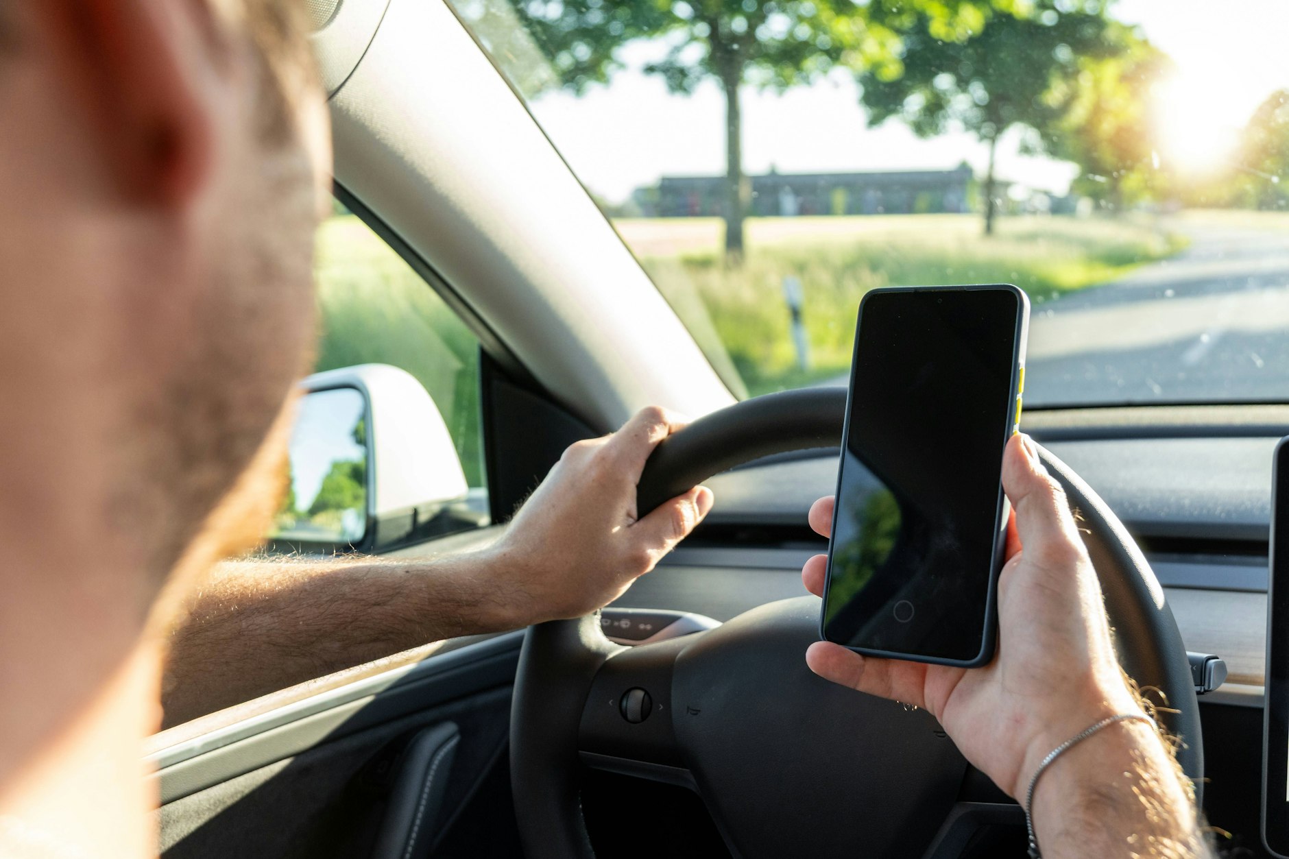 Handy am Steuer - dafür sollen die Strafen verschärft werden.