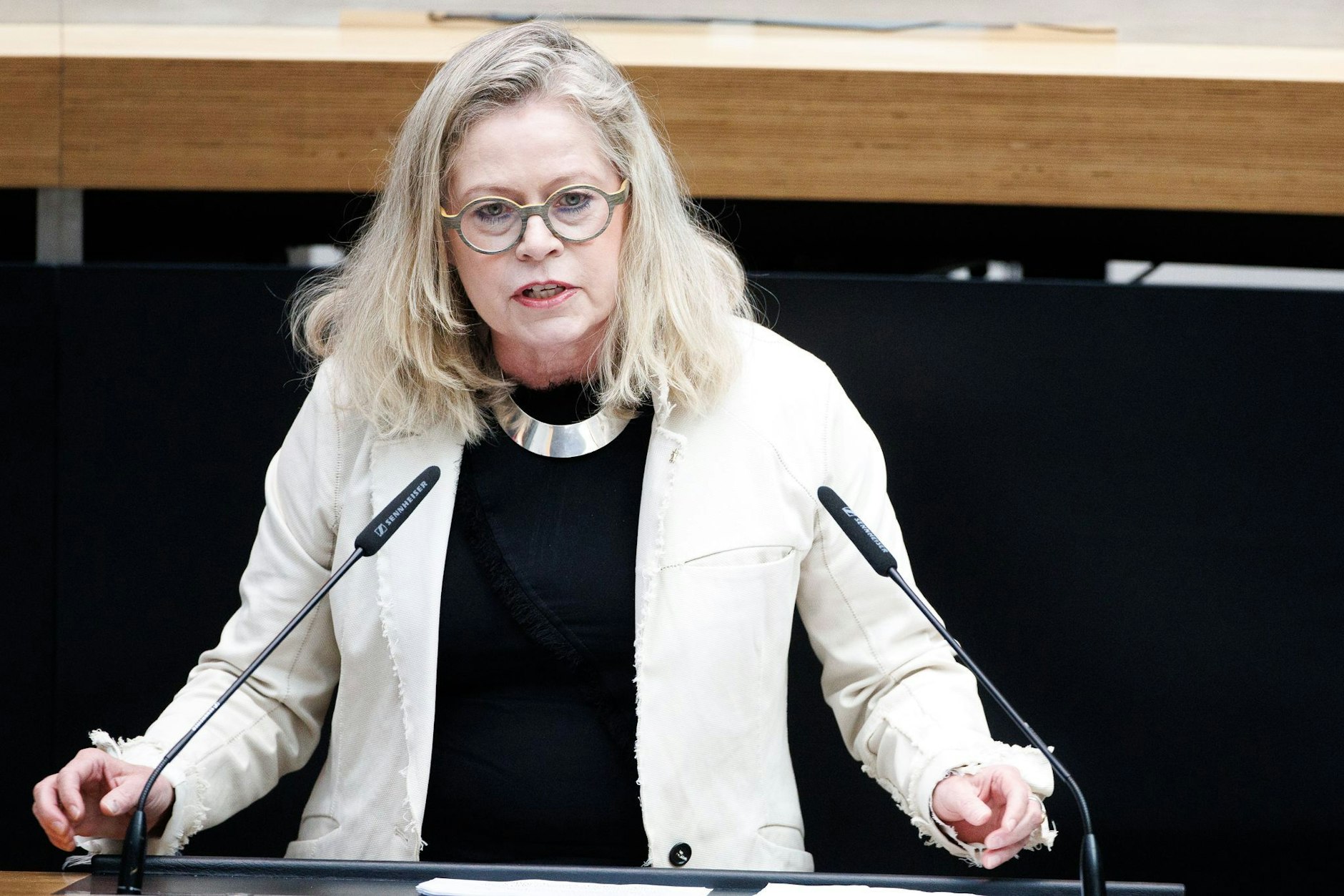 Verkehrssenatorin Ute Bonde (CDU) appelliert an Hauseigentümer, Gehwege zu räumen.