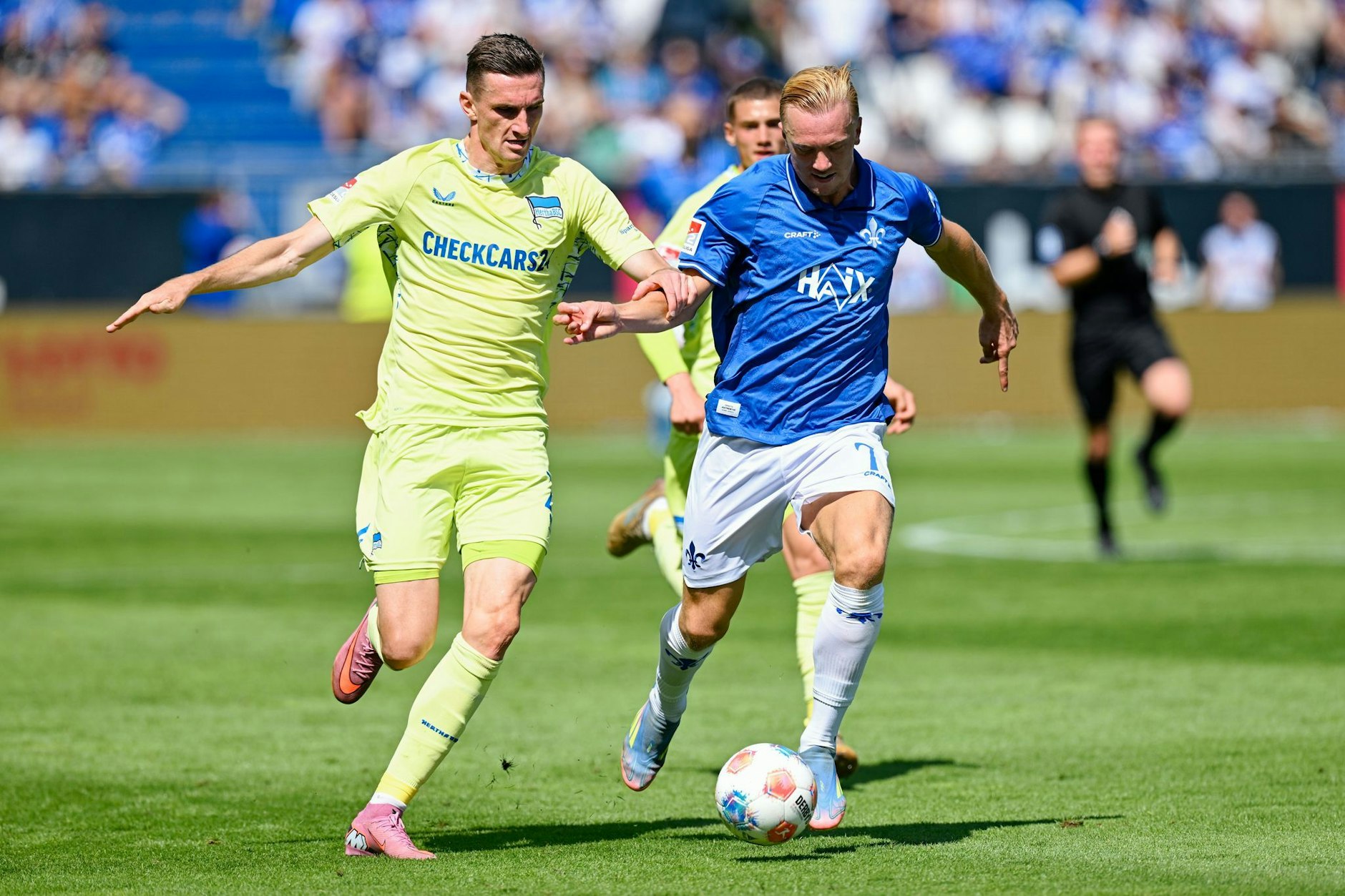 Um gegen Darmstadt 98 zu gewinnen, muss Hertha BSC vor allem Isac Lidberg (r.) stoppen. Der Darmstädter ist Toptorjäger der Zweiten Bundesliga.
