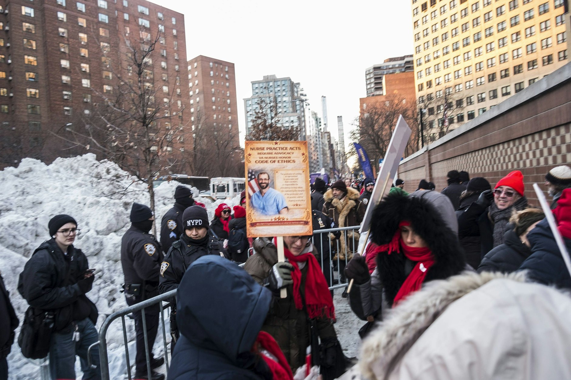 Teilnehmer einer Mahnwache für Alex Pretti in New York