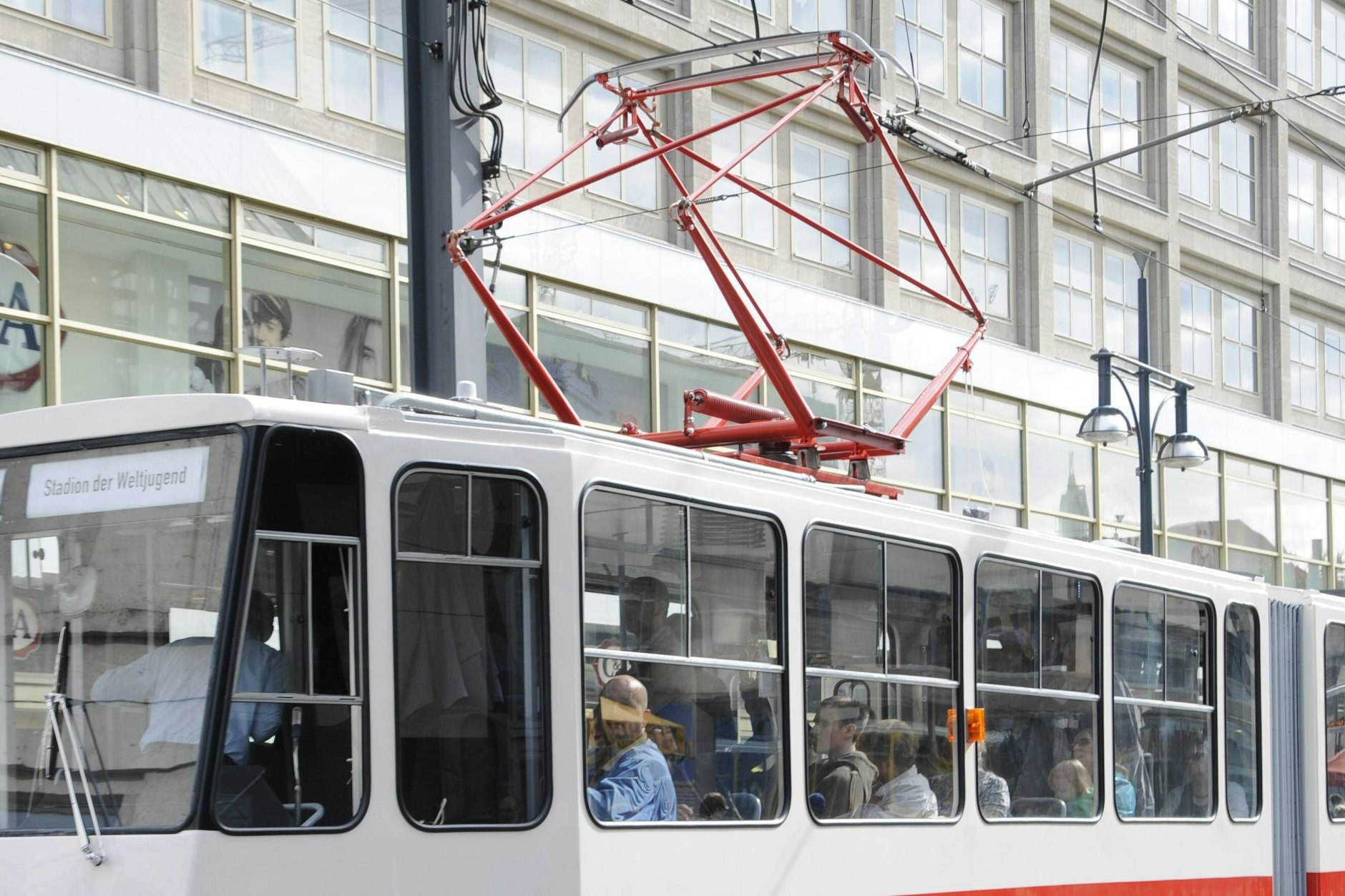 Der Stromabnehmer der Tatra-Straßenbahn ist eine Allzweckwaffe im Winterdienst.