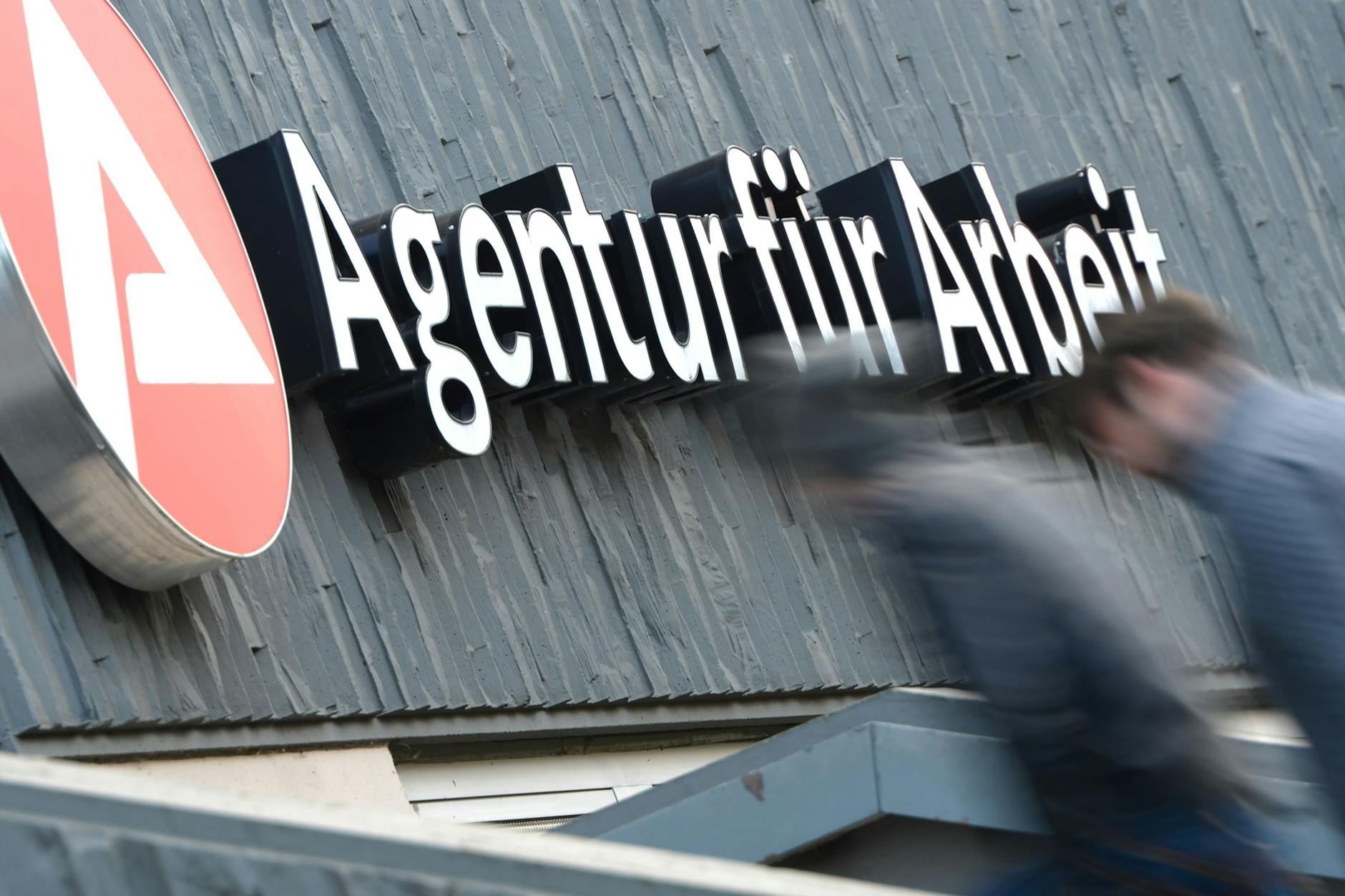 Die Zahl der Arbeitslosen steigt auf Zwölf-Jahres-Hoch.