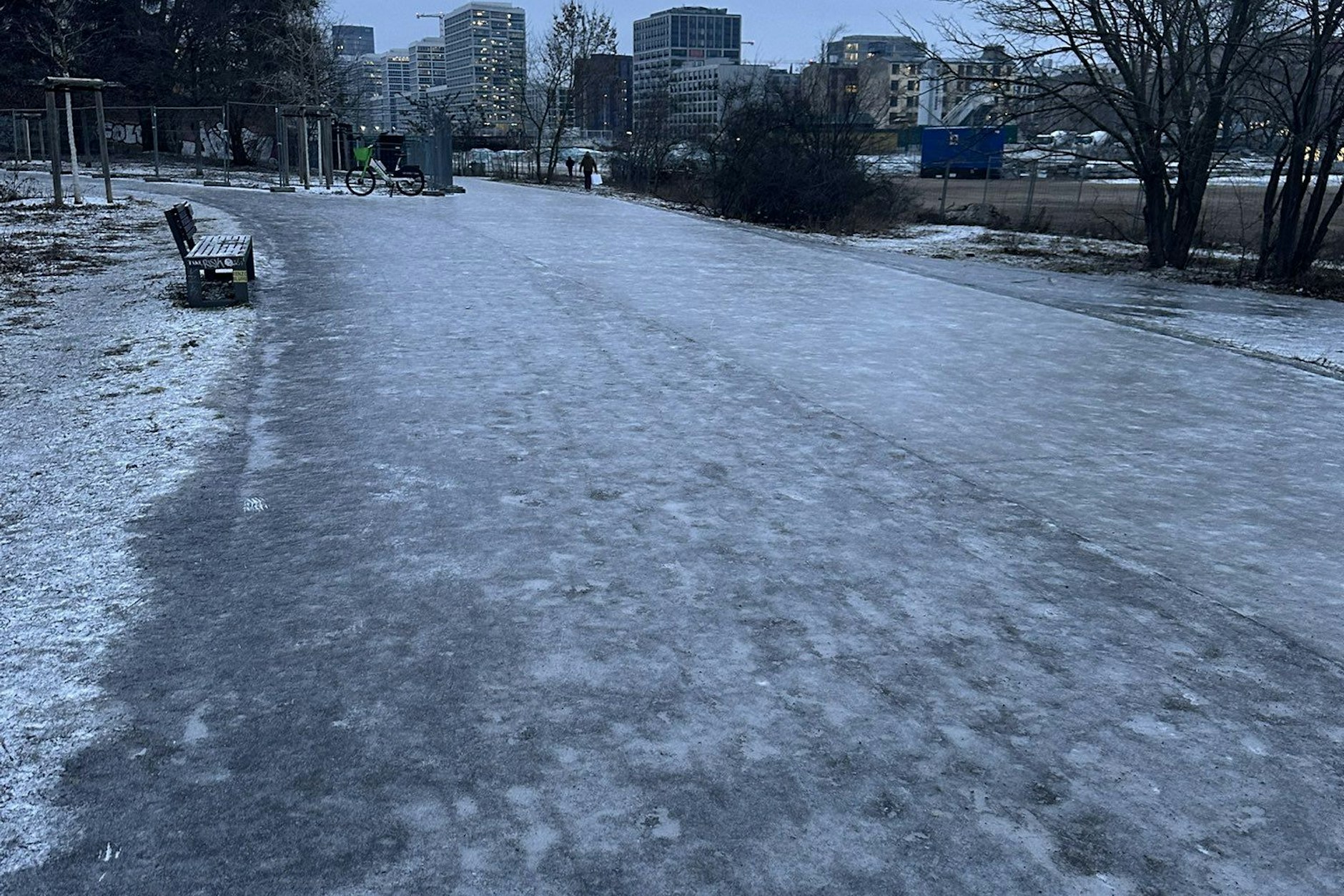 Eine einzige Eisfläche: Die Weg durch diesen Park in der Nähe des Hauptbahnhofs sind kaum passierbar.