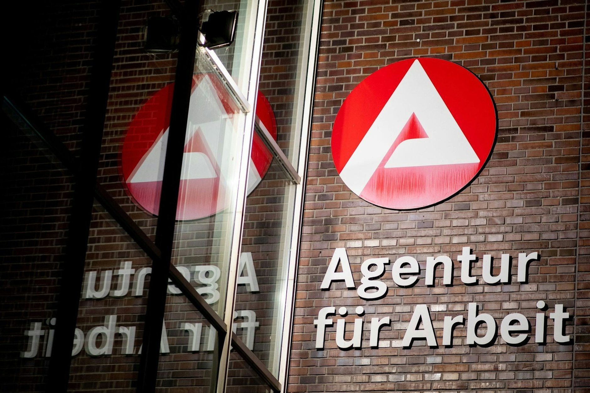 Die Zahl der Arbeitslosen steigt in Deutschland immer weiter. aktuell sind wieder mehr al s drei Millionen Menschen ohne Job.