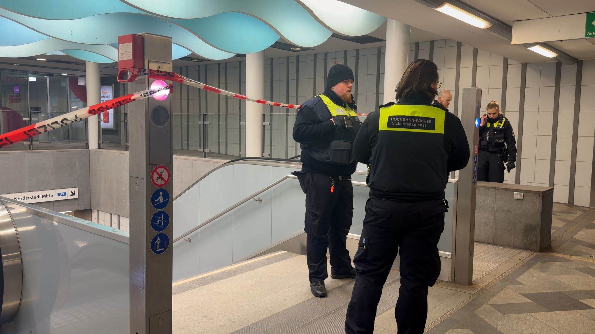 Mann reißt Frau vor einfahrende U-Bahn – beide tot