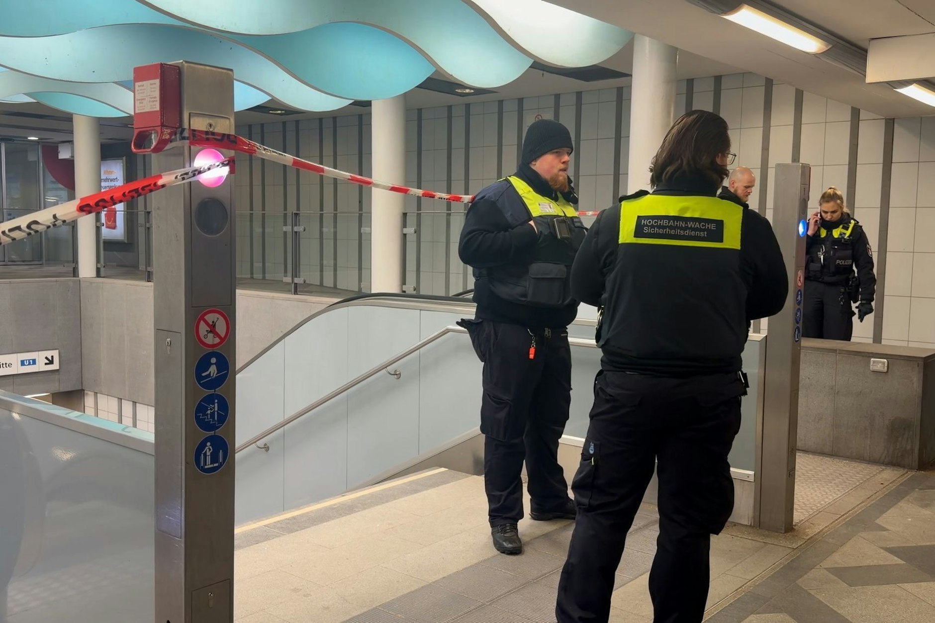 Mann reißt Frau vor einfahrende U-Bahn – beide tot