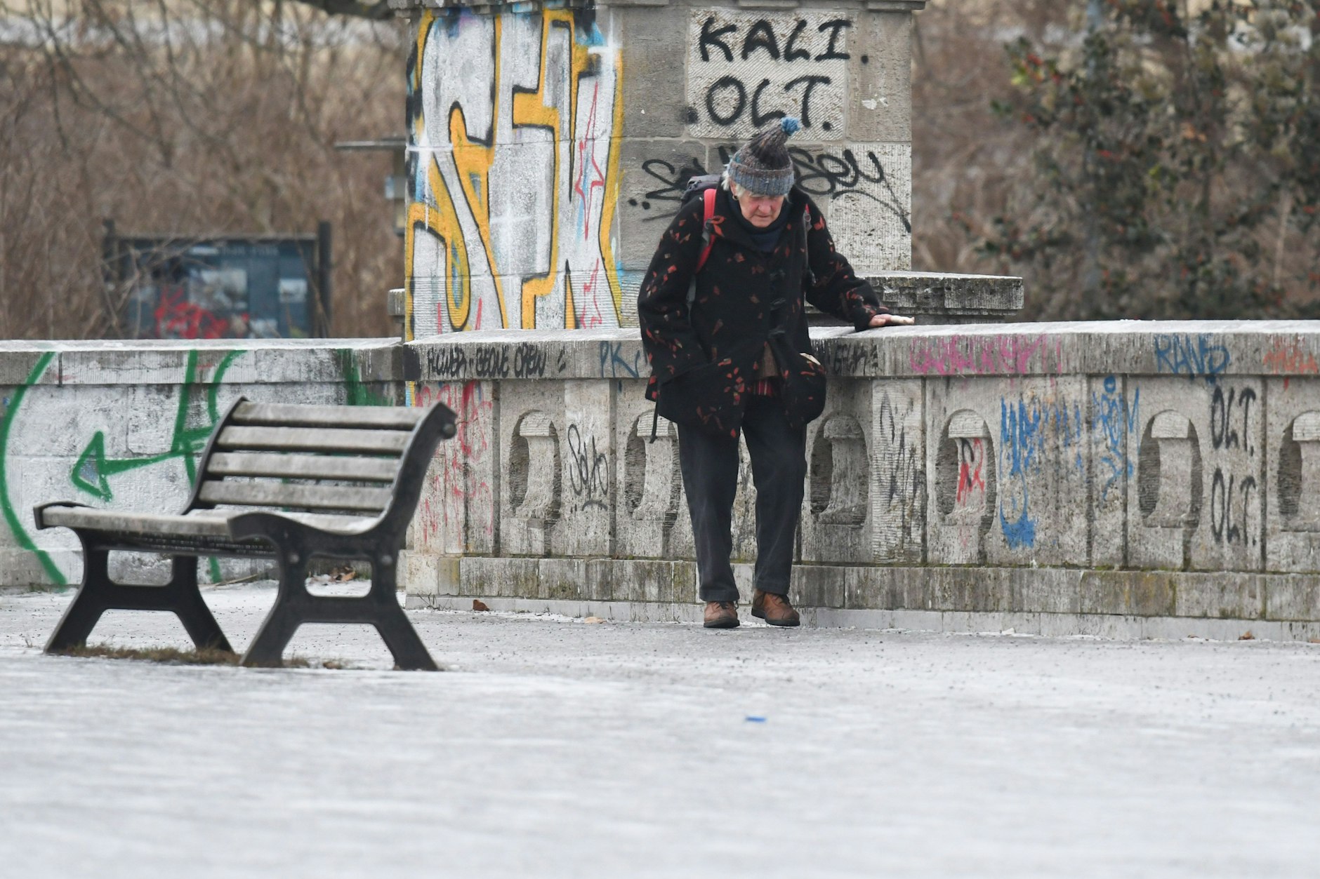 Vor allem für Ältere sind die vereisten Gehwege in der Stadt eine gefährliche Zumutung.
