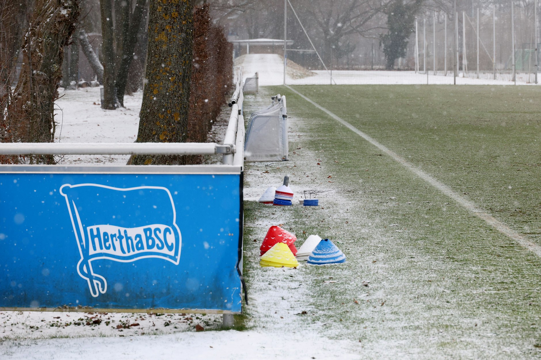 Herthas Trainingsrasen auf dem Schenckendorffplatz platz ist  nach dem Wintereinbruch stark ramponiert.