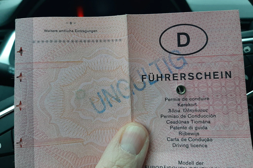 Alte Papierführerscheine sind seit 2025 ungültig. 