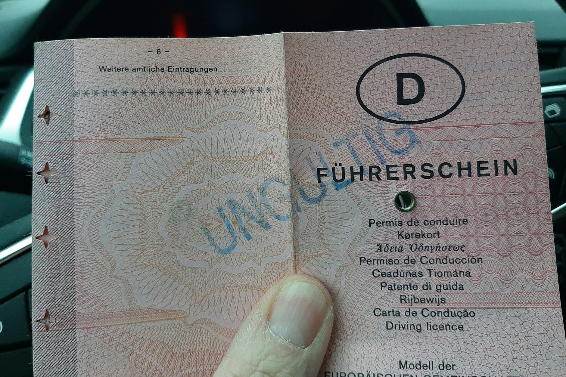 Alte Papierführerscheine sind seit 2025 ungültig.