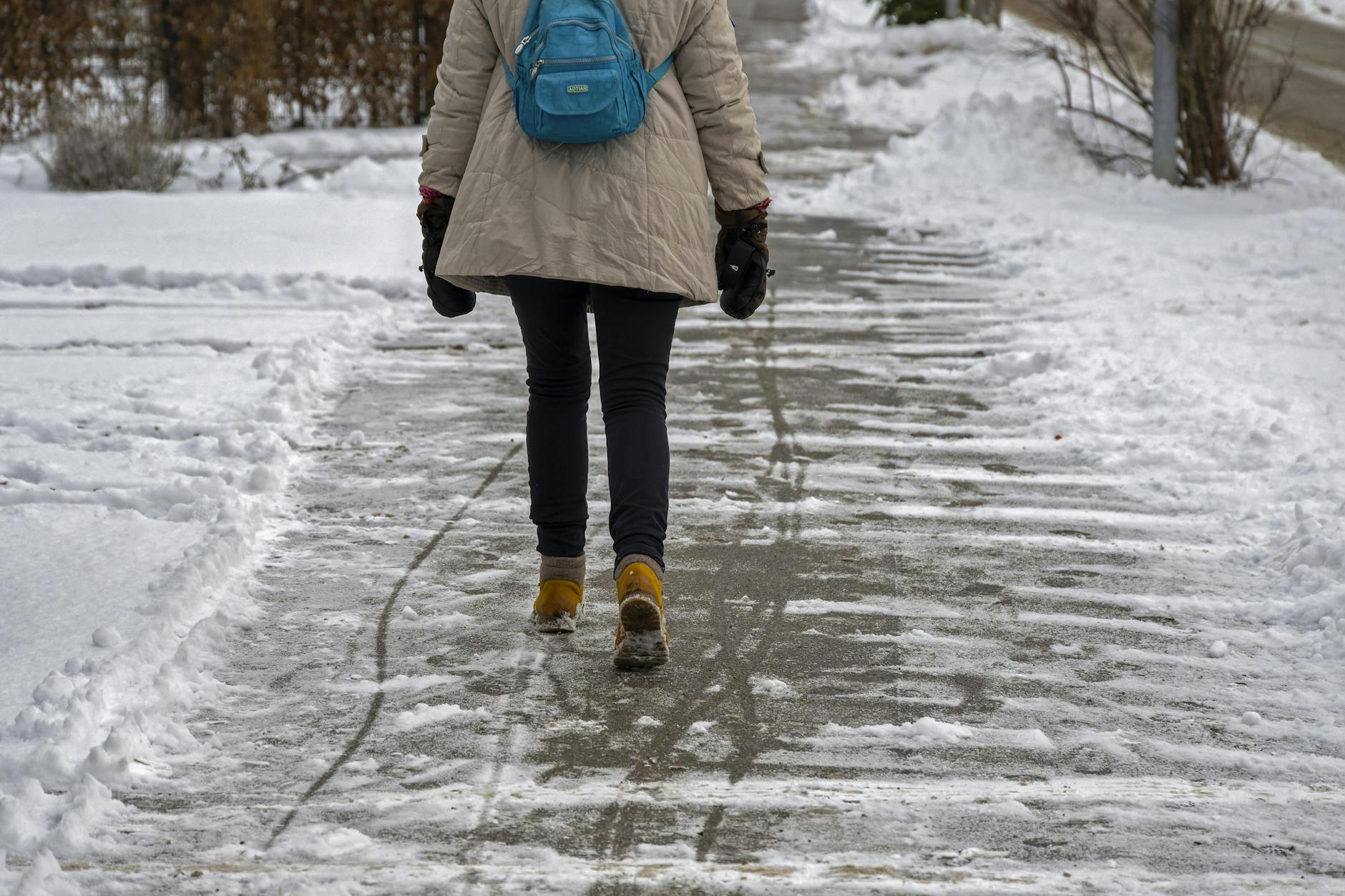 Jetzt soll doch Streusalz auf Berlins Gehwegen erlaubt sein.