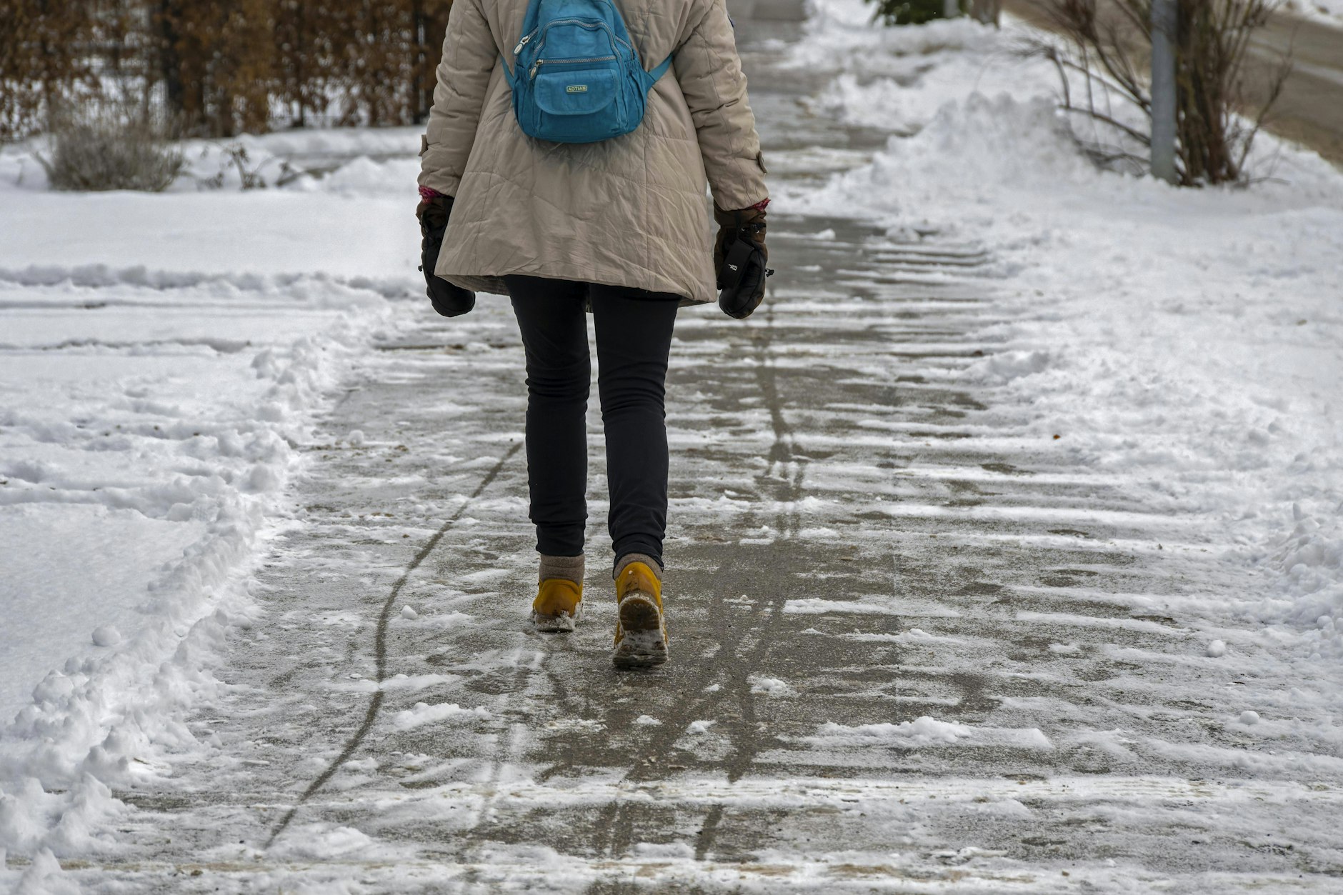 Jetzt soll doch Streusalz auf Berlins Gehwegen erlaubt sein.