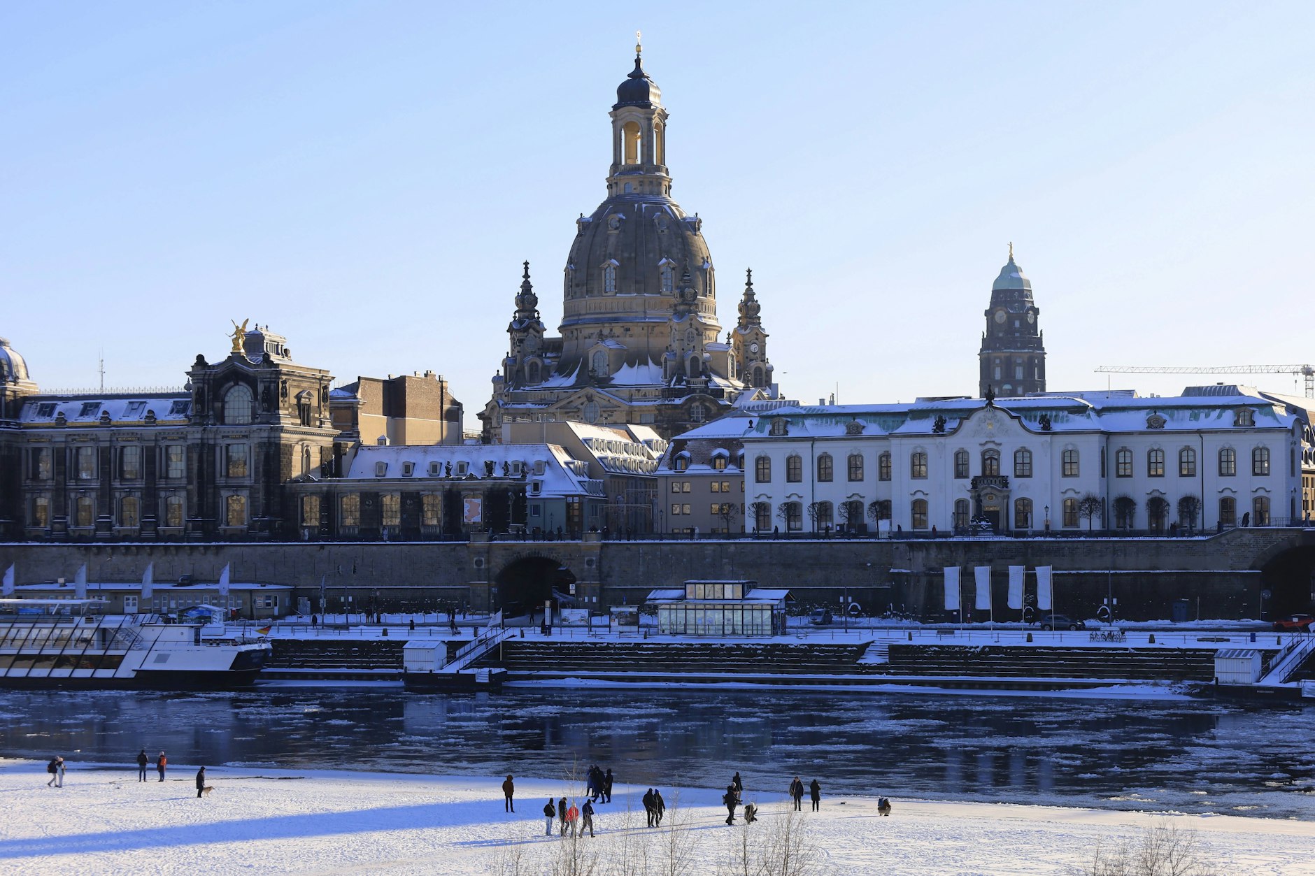 Elbe und Frauenkirche in Dresen – Sachsen ist top bei Unternehmen.