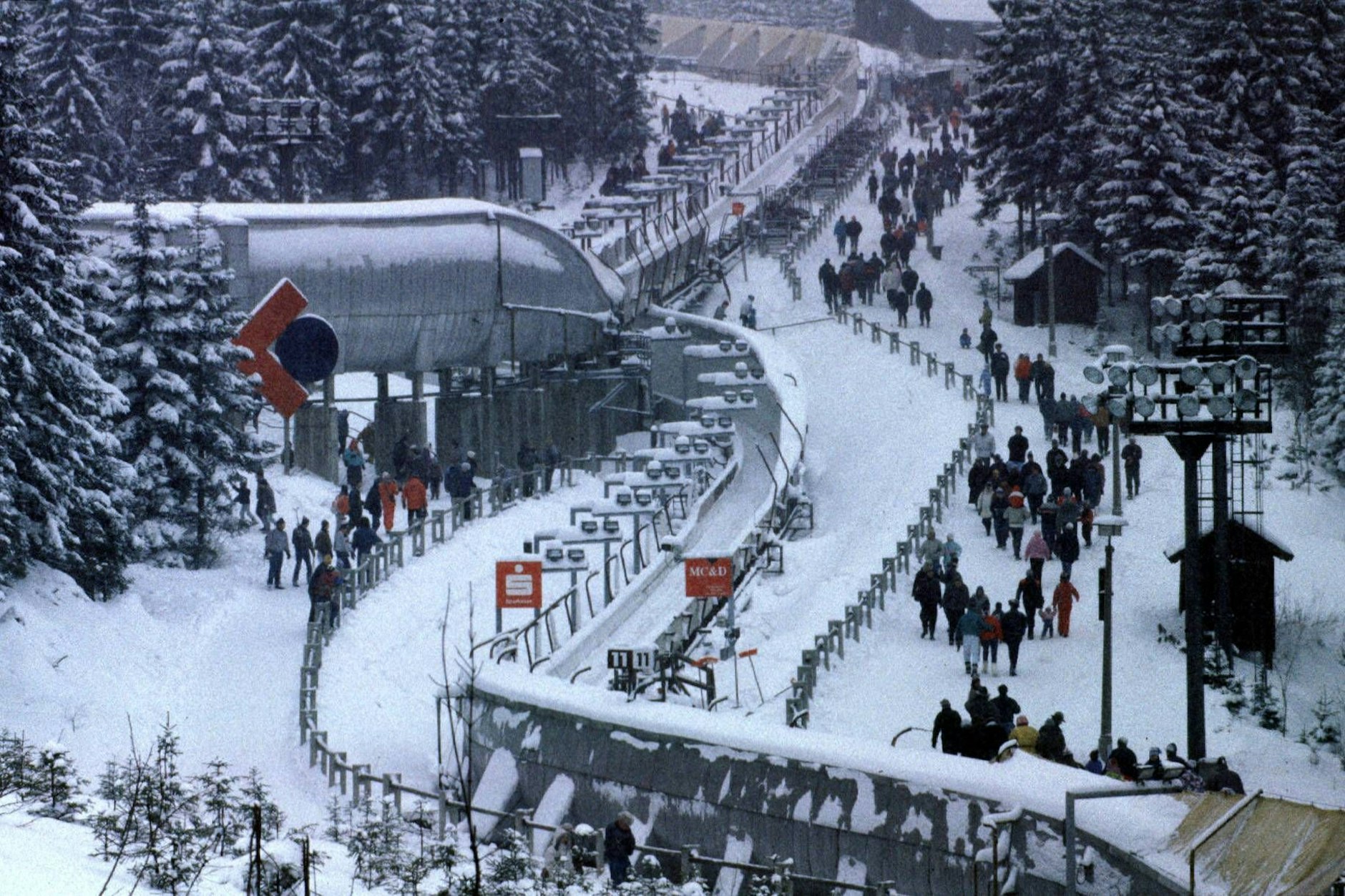 Blick auf die Bobbahn Altenberg. In der Nähe von Oberbärenburg entstand hier in den 80er-Jahren einer der wichtigsten Wintersport-Orte der DDR.
