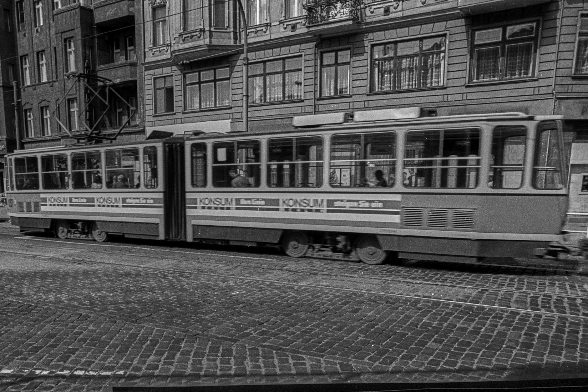 Eine Tatra-Straßenbahn auf der Kastanienallee im Ostteil Berlins
