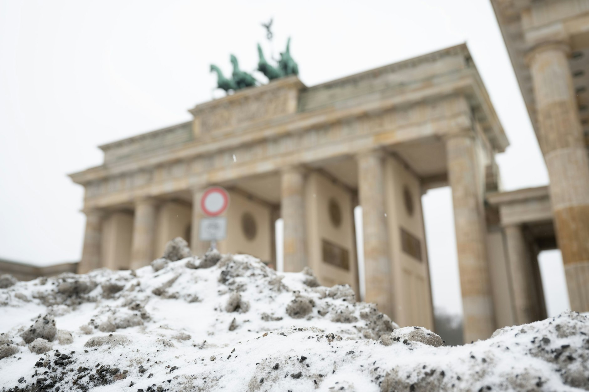 Berlin: Vor dem Brandenburger Tor liegt ein Haufen geräumter Schnee.