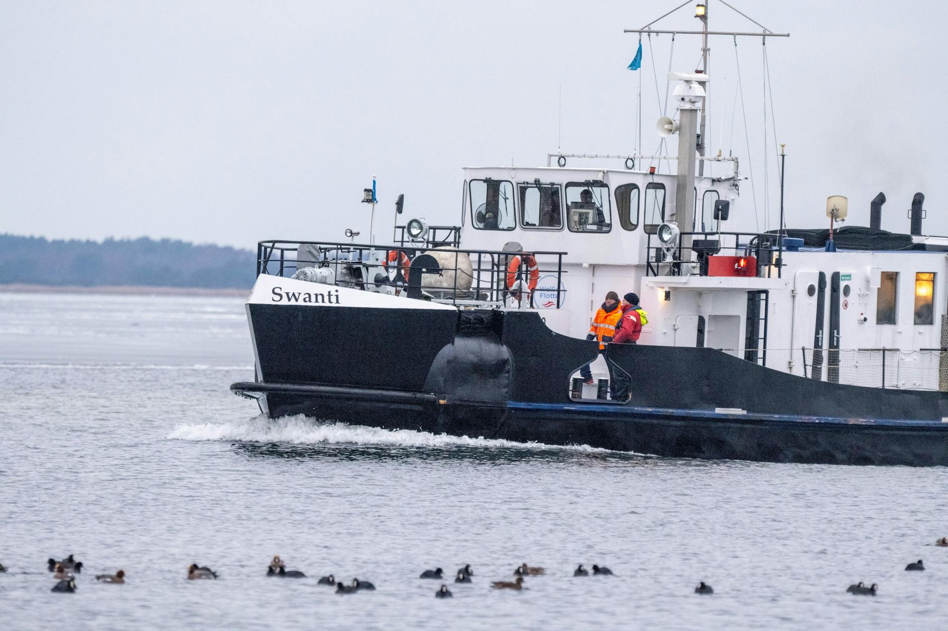 Der Eisbrecher „Swanti“ fährt auf dem Bodden zwischen der Insel Hiddensee und der Insel Rügen.