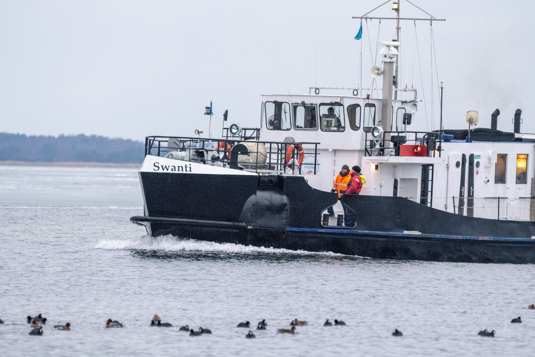 Der Eisbrecher „Swanti“ fährt auf dem Bodden zwischen der Insel Hiddensee und der Insel Rügen.