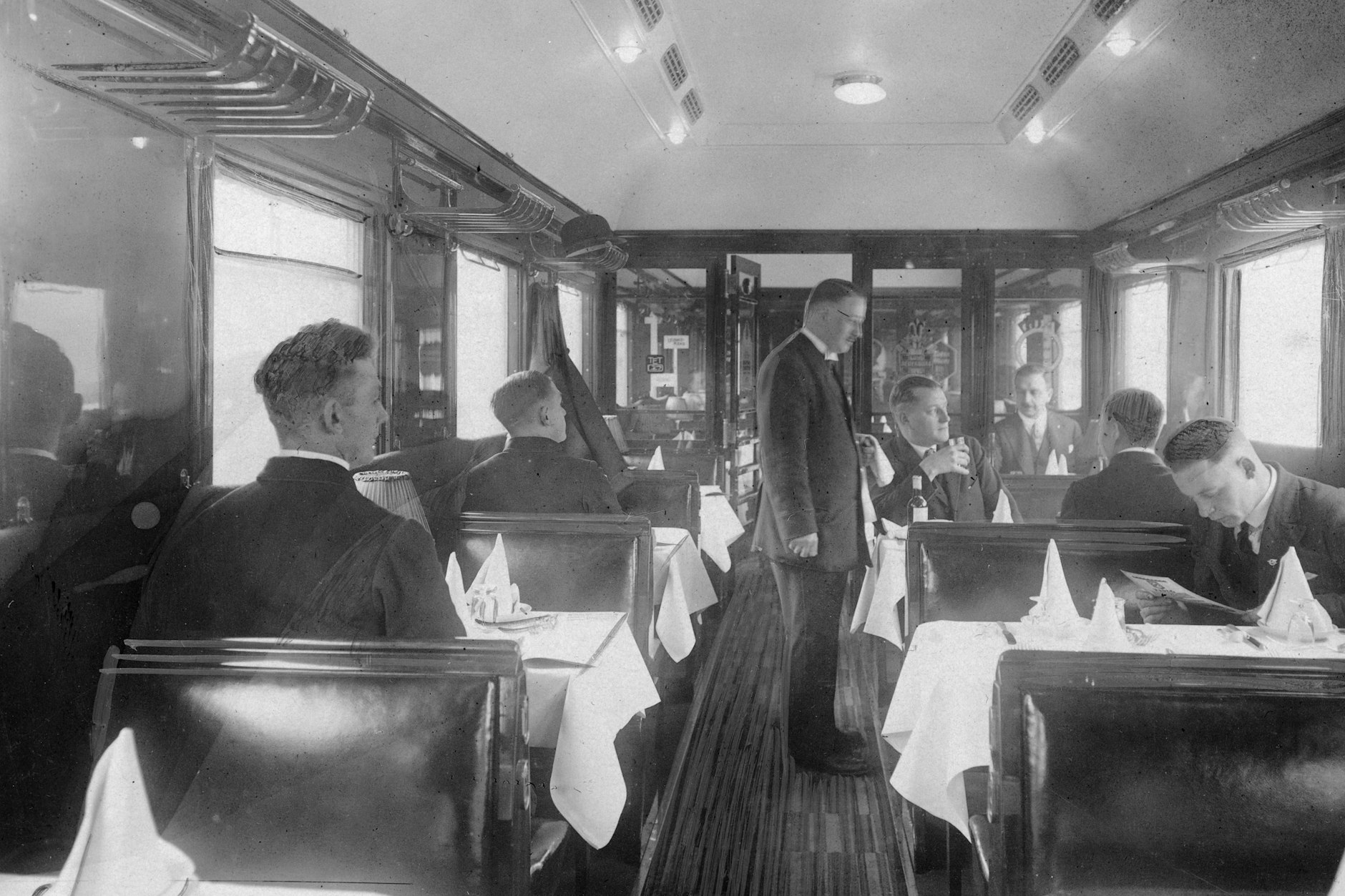 Die Mitropa gab es schon 1916. Hier einen Blick in einen Speisewagen der Mitropa im Jahr 1930.