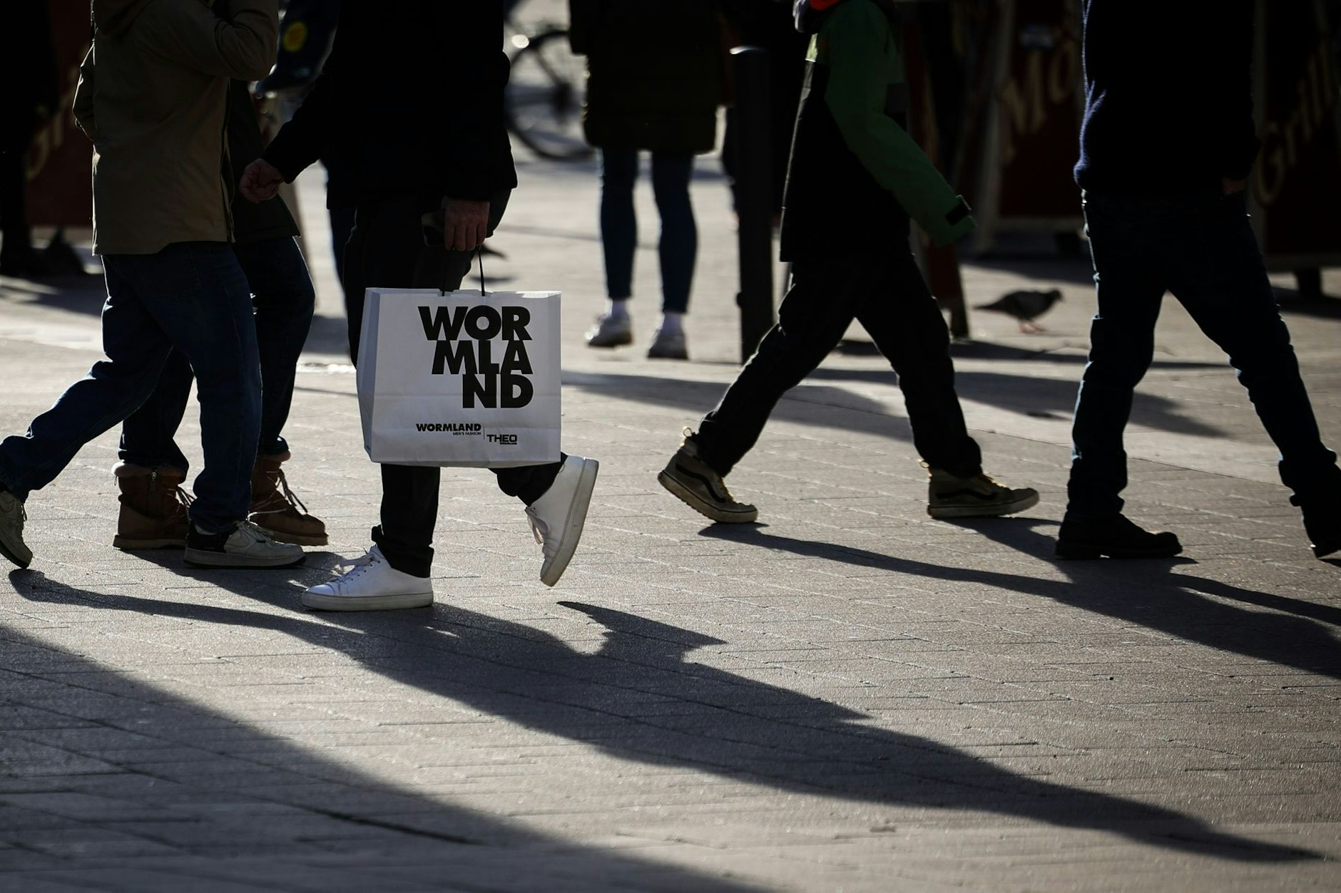 Passanten sind mit ihren Einkäufen unterwegs.