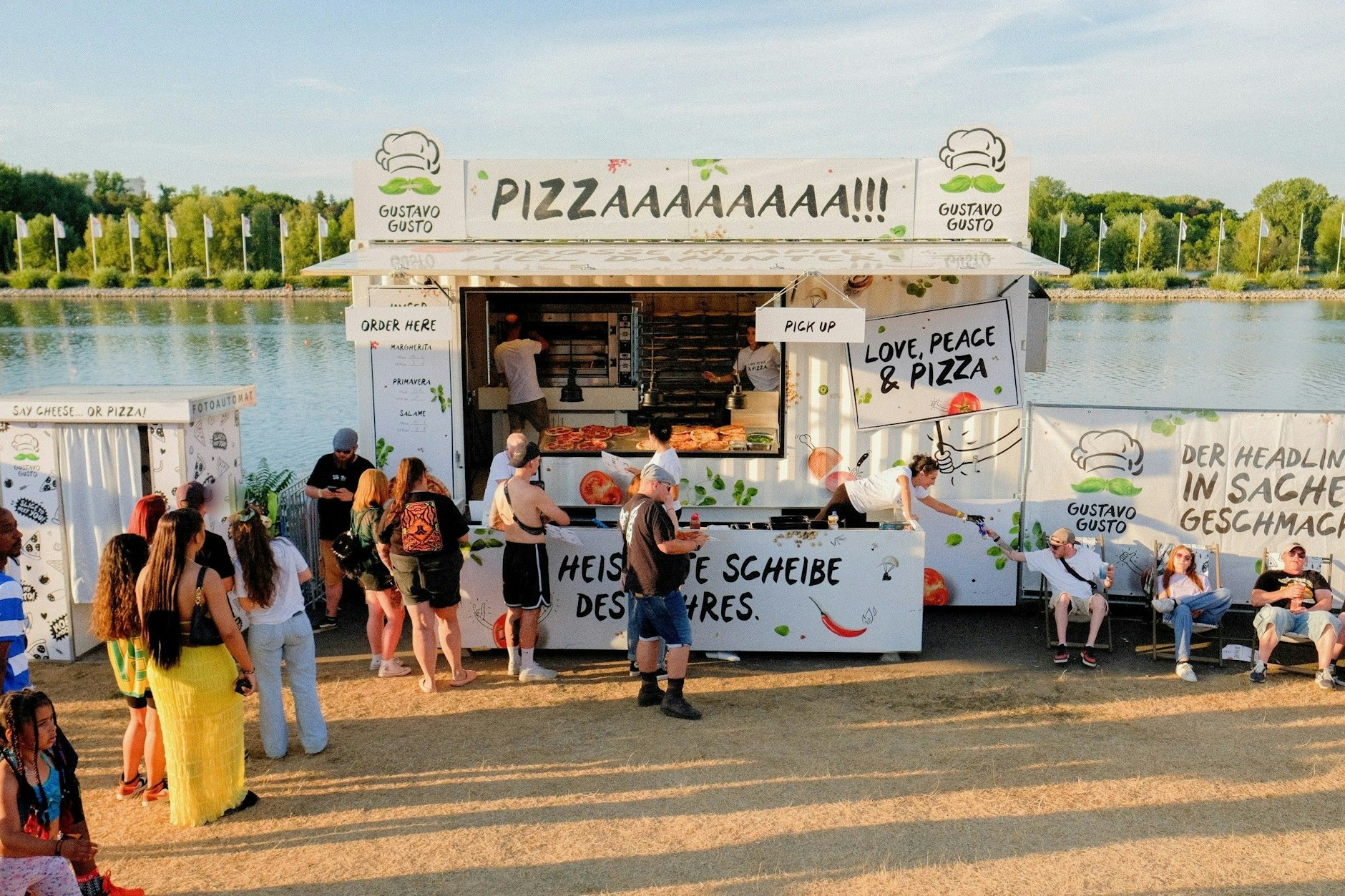 Ein Stand verkauft auf einem Festival Pizzen von Gustavo Gusto.