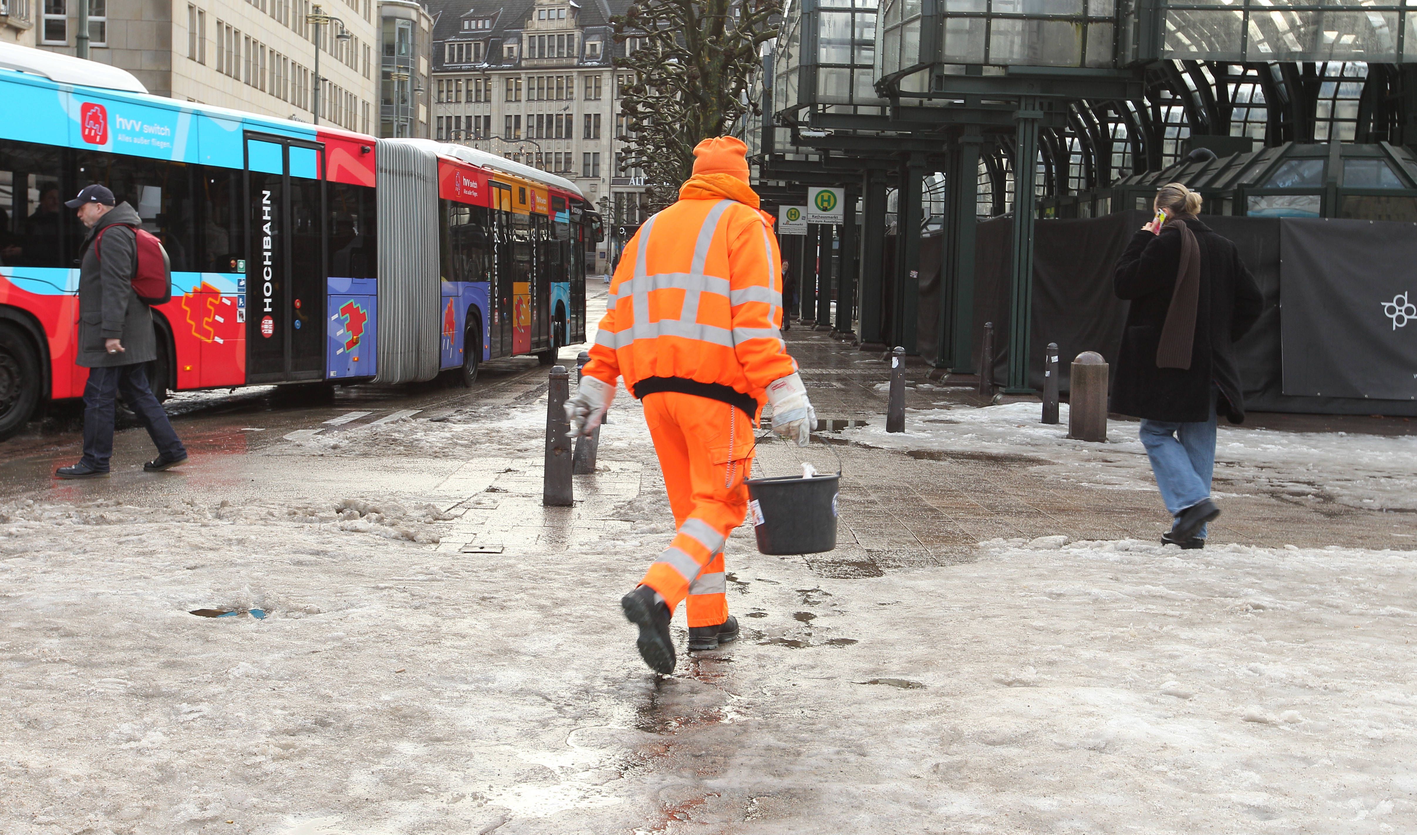 Winterdienst Berlin: Wo Sie von der BSR gratis Streumittel abholen können