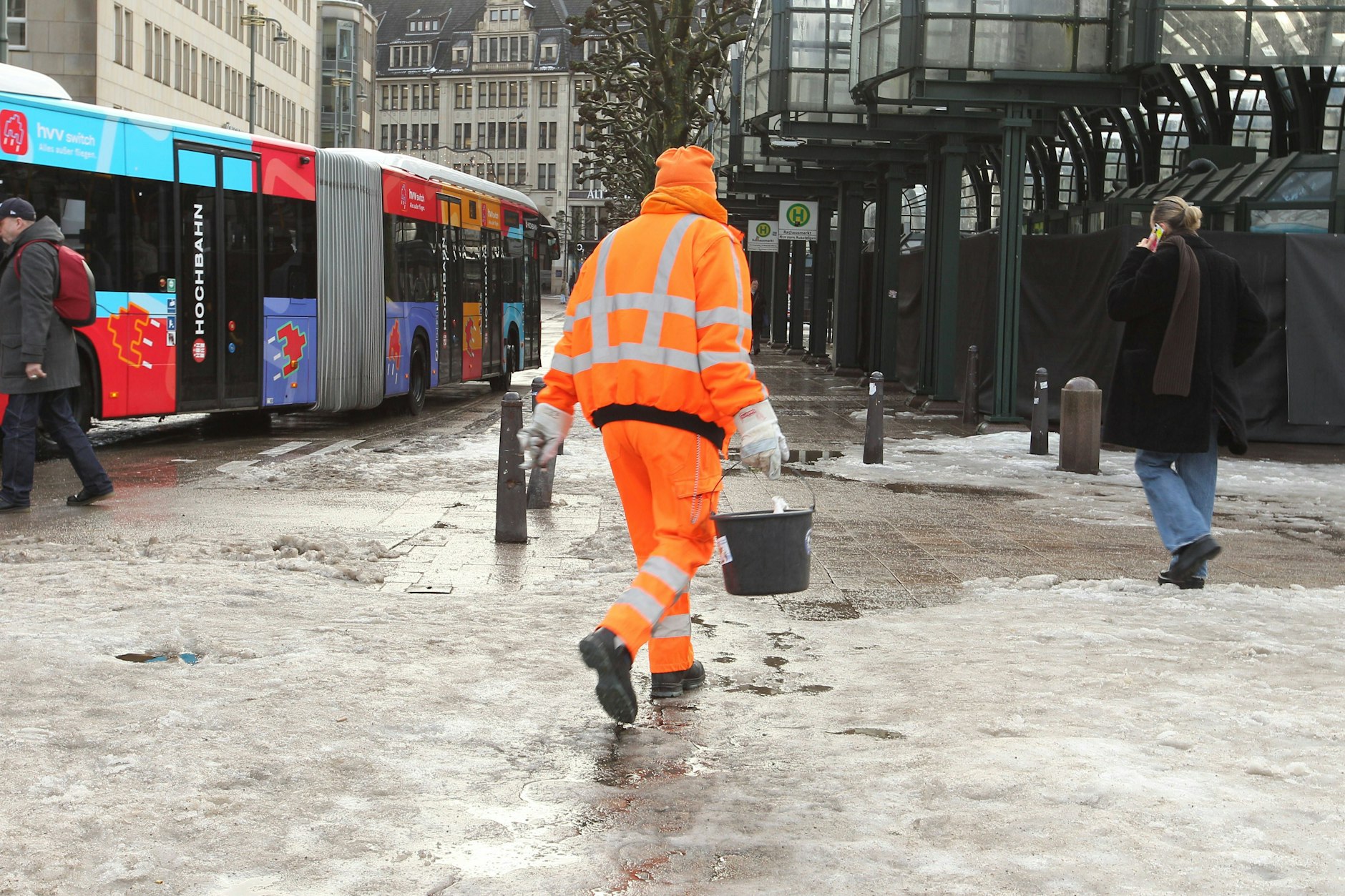 Die Berliner Stadtreinigung bietet ab Samstag an zehn Standorten kostenlos Splitt zur Selbstabholung an.