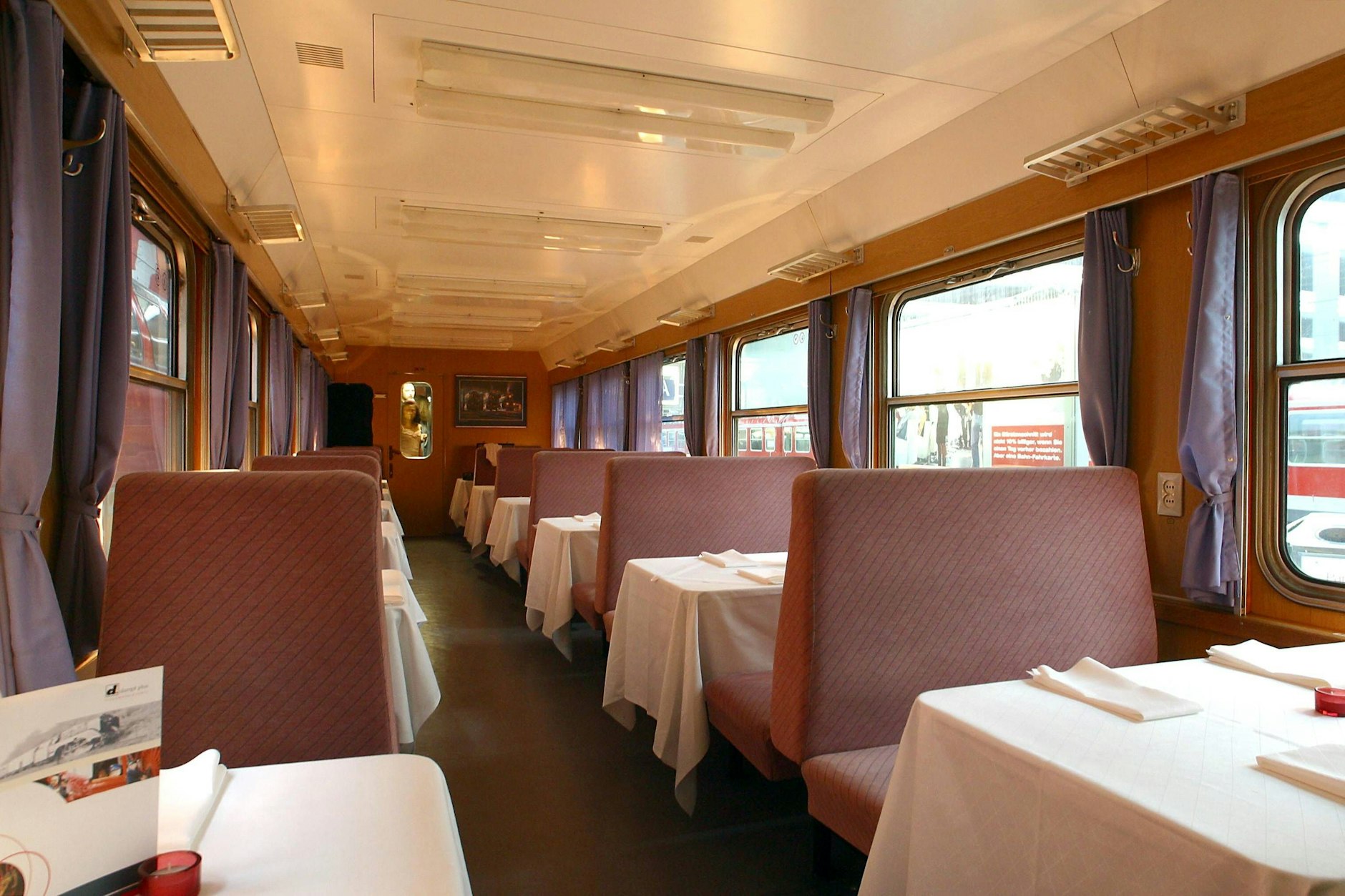 So kennen viele die Speisewagen der Mitropa. Besonders das Radeberger Pilsner war hier beliebt.