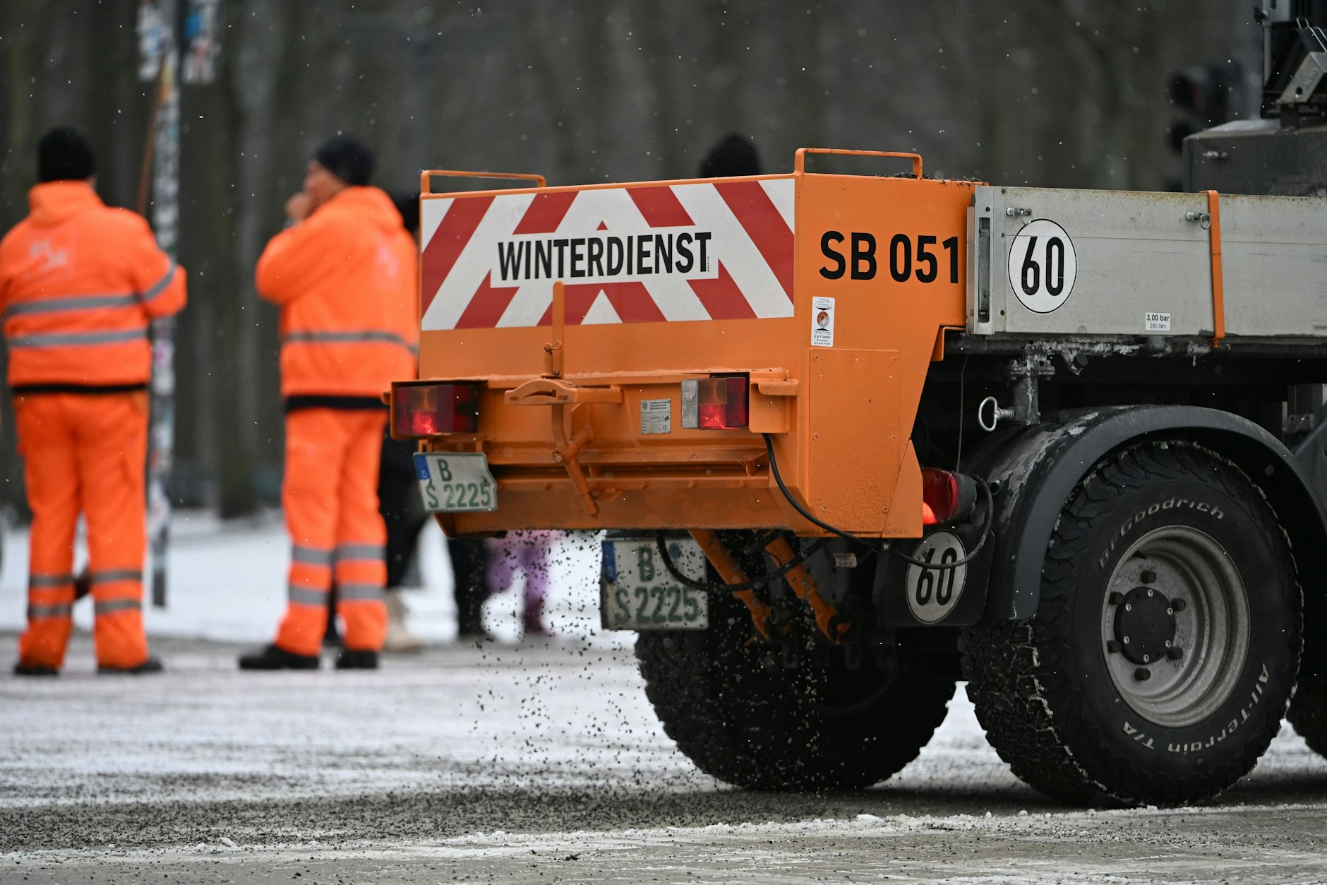 Ein Fahrzeug des Winterdienstes ist im Einsatz.