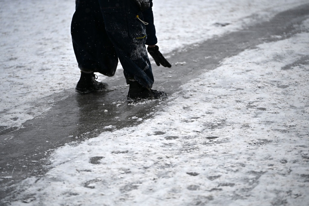 Experte-fordert-neue-L-sungen-bei-Glatteis-auf-Gehwegen