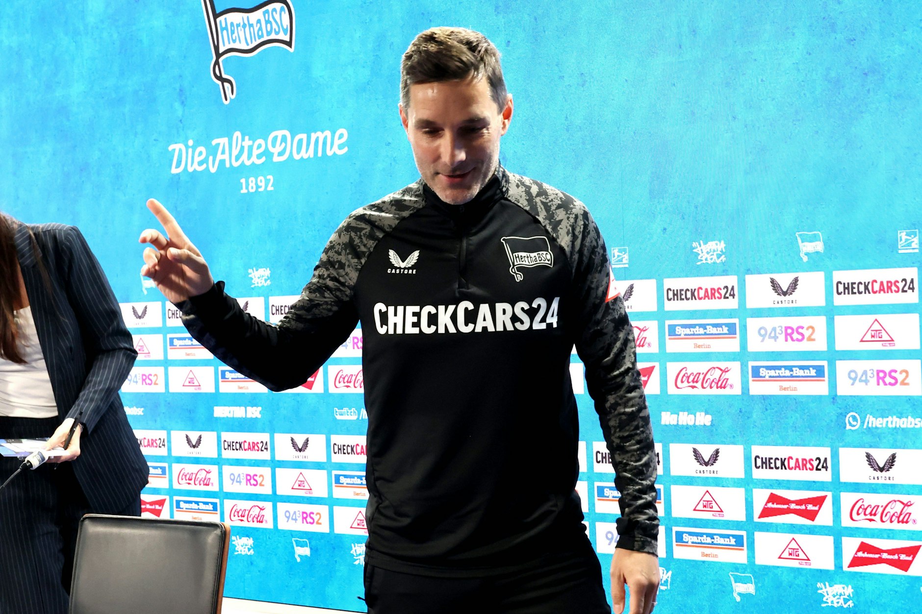 Hertha-Trainer Stefan Leitl geht mit guter Laune ins Heimspiel gegen Darmstadt. Von seinen Spielern verlangt er Wut.