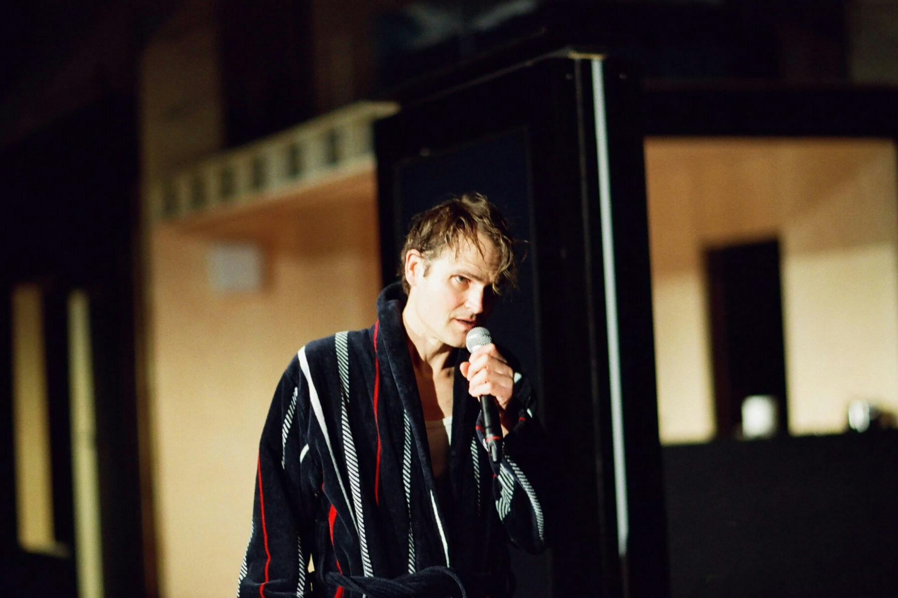 Fabian Hinrichs in „Irgendetwas ist passiert“