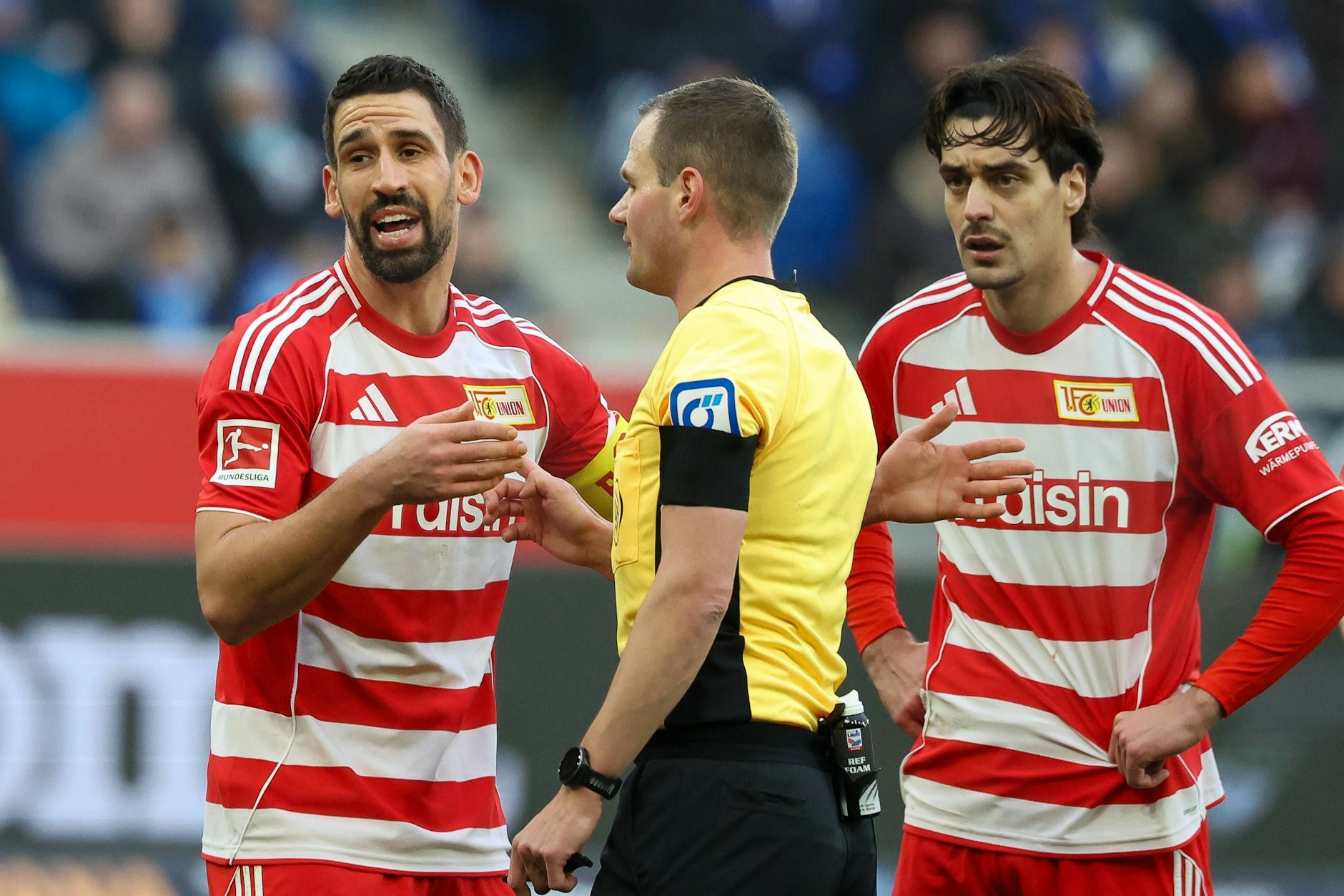 Rani Khedira (l.), Mittelfeldchef des 1. FC Union Berlin, ärgert sich über die 1:3-Pleite bei der TSG Hoffenheim. 