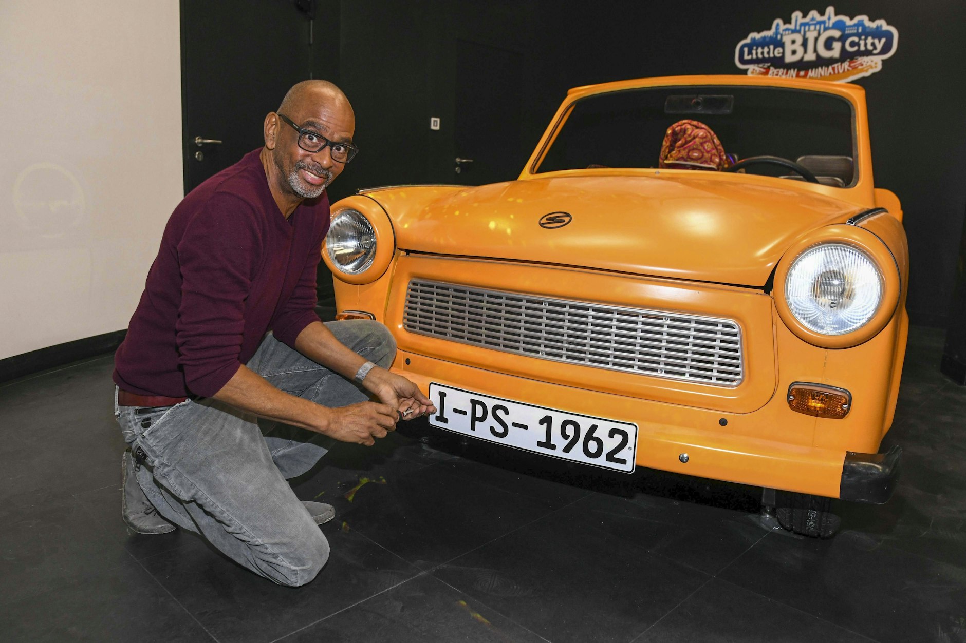 Beides sind DDR-Gewächse: Schauspieler Pierre Sanoussi-Bliss und der Trabant in der Berliner Miniaturwelt „Little Big City“.