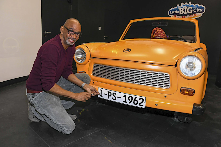 Beides sind DDR-Gewächse: Schauspieler Pierre Sanoussi-Bliss und der Trabant in der Berliner Miniaturwelt „Little Big City“.